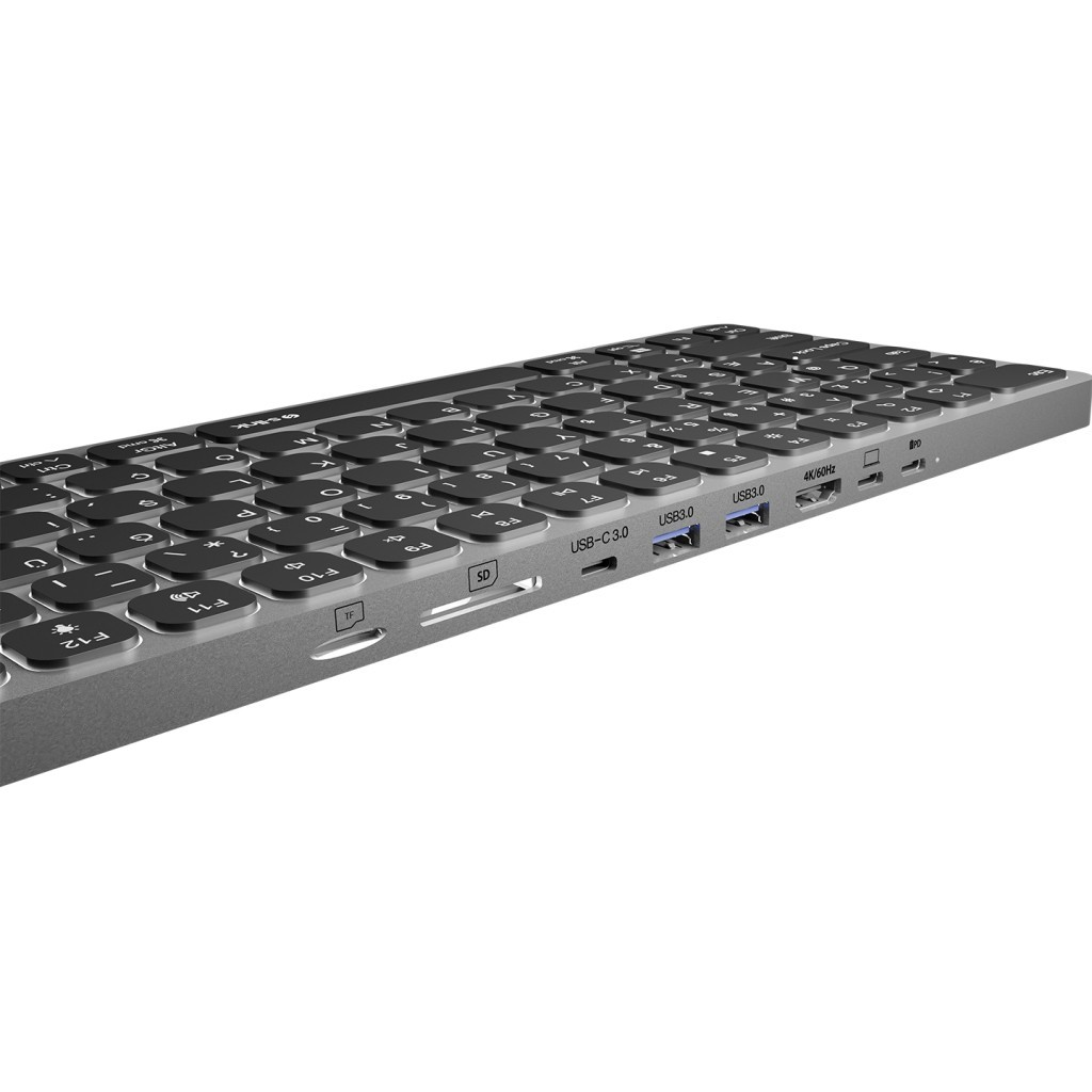 Siyah tuşlu gümüş renkli klavye, USB-C, USB 3.0, SD ve TF kart yuvaları.