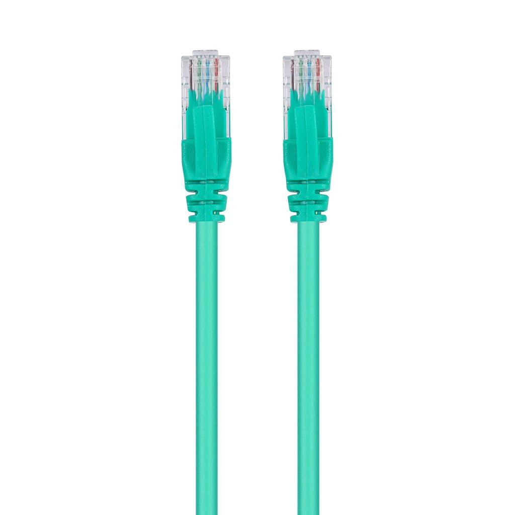 Beyaz arka plan üzerinde şeffaf konektörlü iki yeşil Ethernet kablosu.