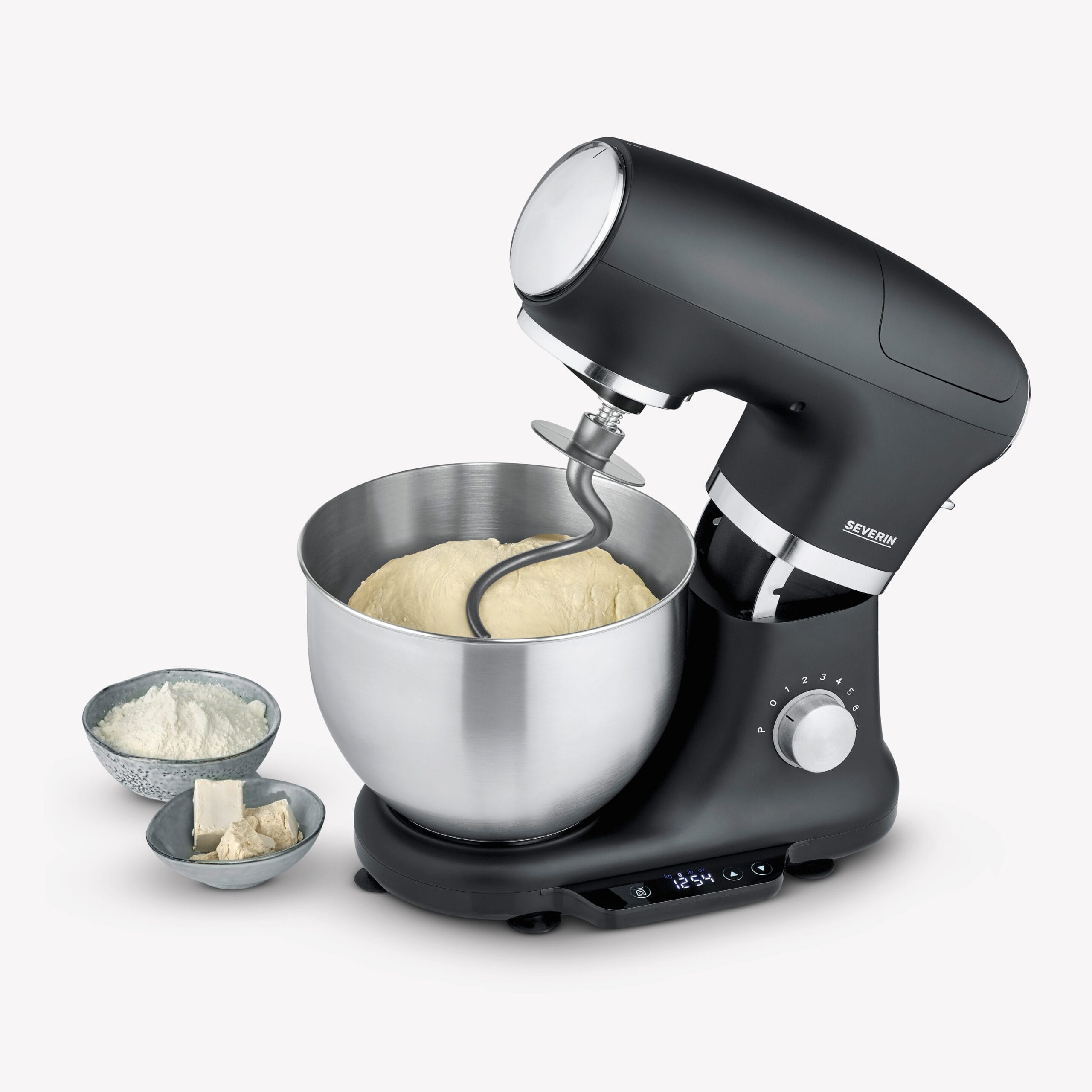 Schwarzer Küchenmixer mit Teigschnecke, Schüssel, Mehl und Hefe.