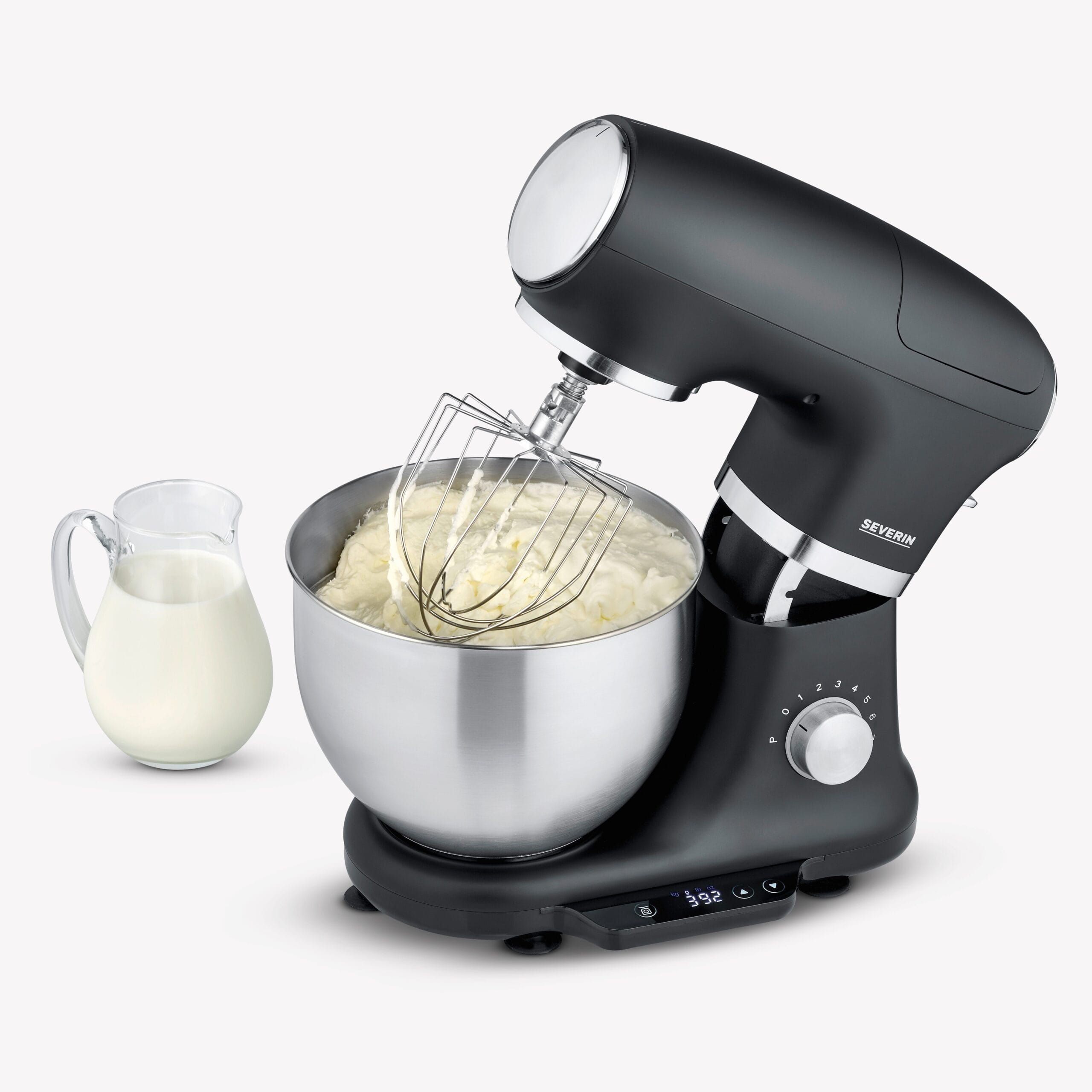 Schwarzer Küchenmixer mit Rührschüssel aus Metall und einem Krug Milch daneben.