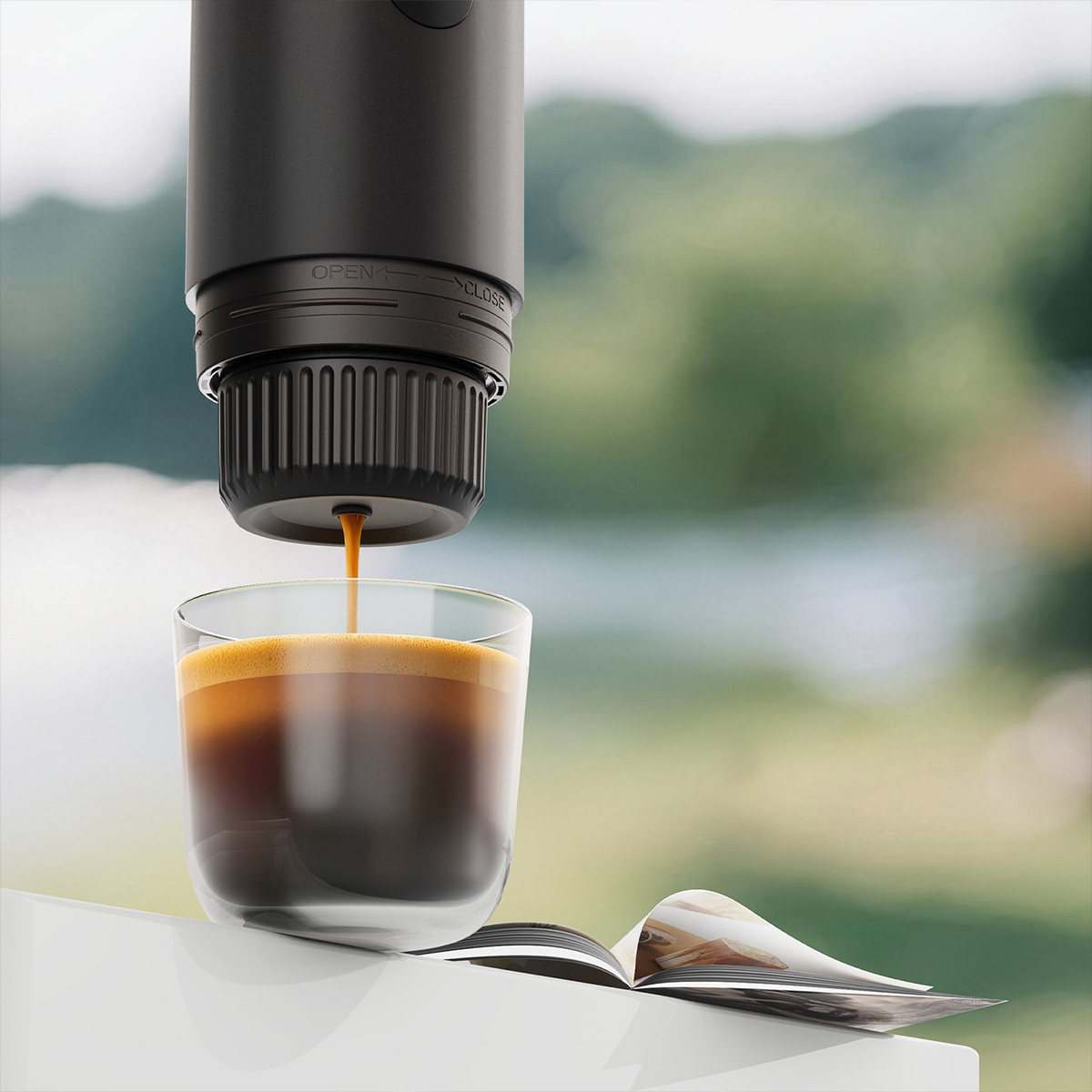 Czarna maszyna do espresso parzy kawę do przezroczystej szklanki. Otwarta gazeta.