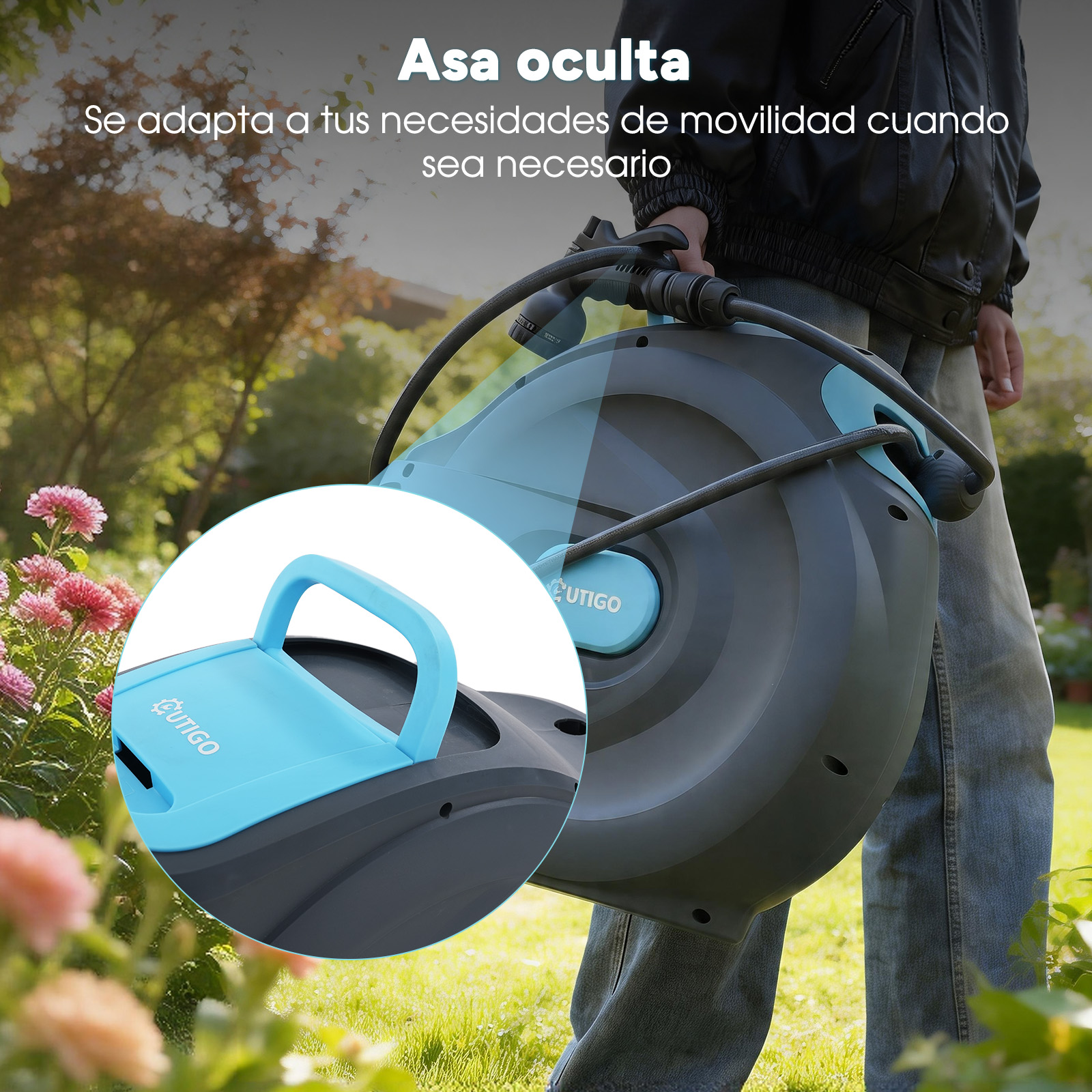 Hombre lleva enrollador de manguera gris con asa azul en jardín con flores.