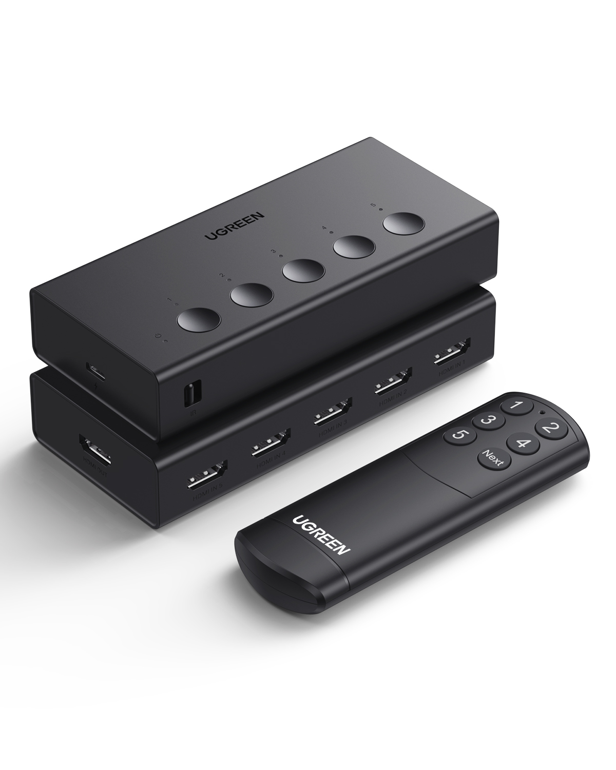 Uno switch HDMI nero con telecomando, su sfondo bianco.
