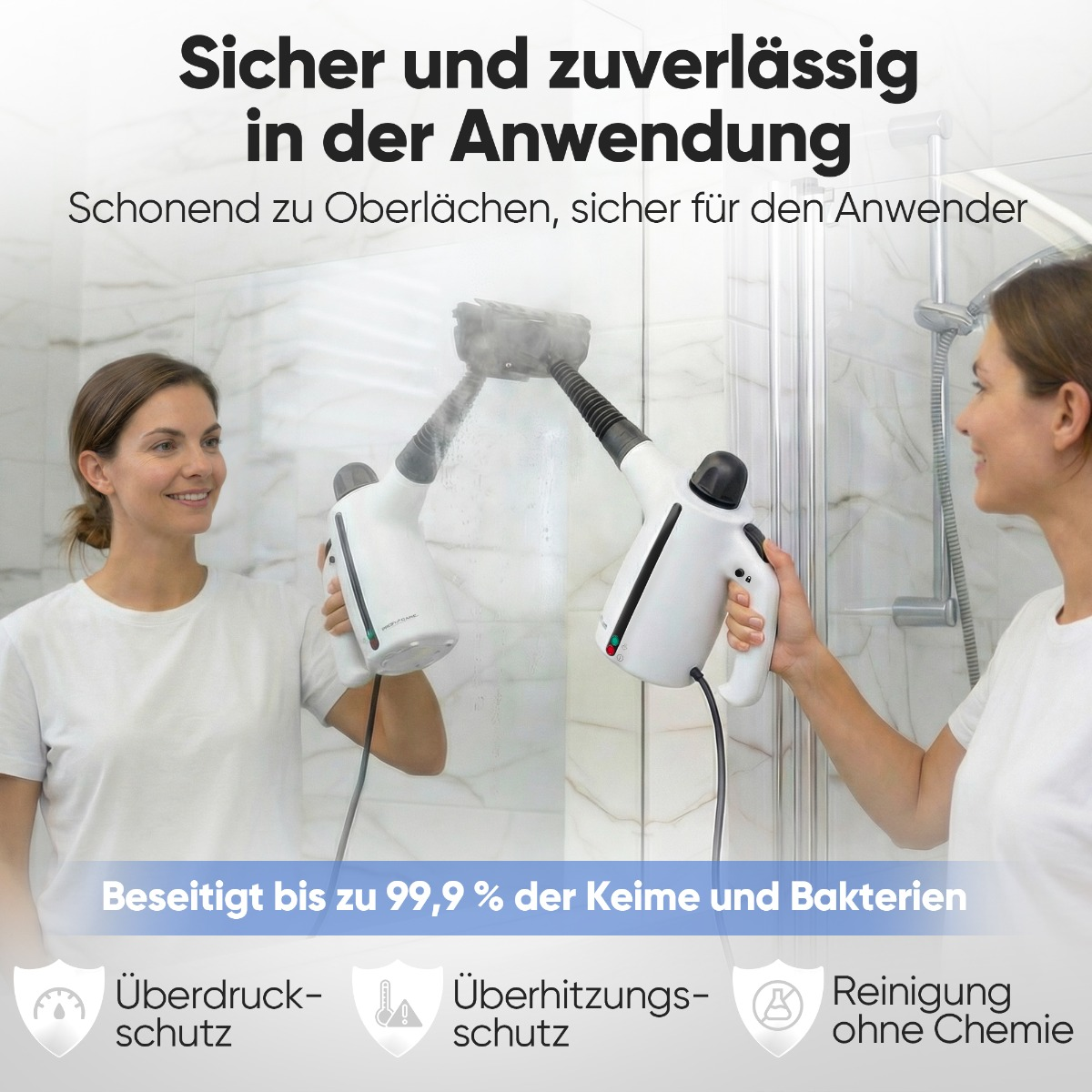 Zwei Frauen reinigen eine Duschkabine mit Dampfreinigern.
