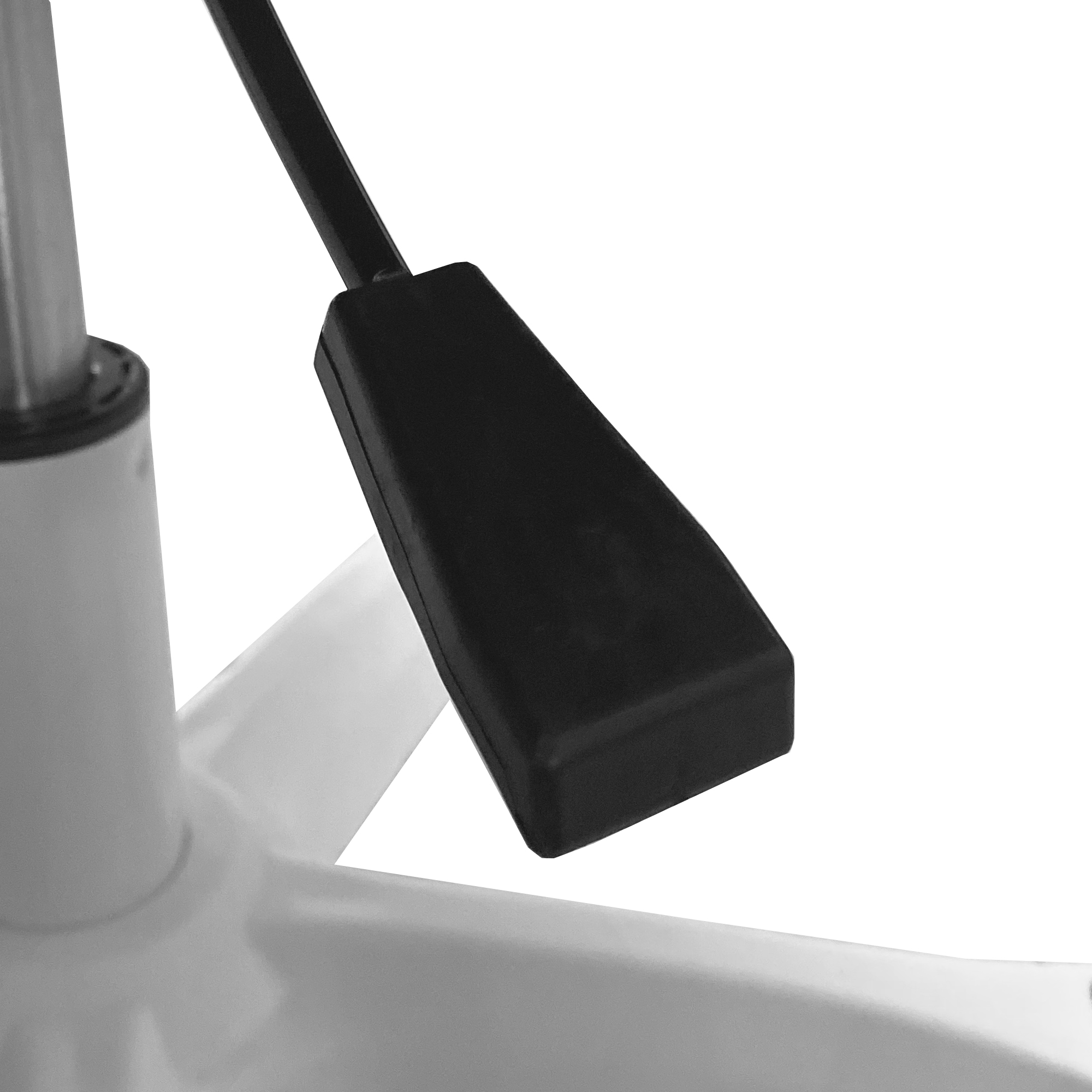 Primer plano de una palanca negra en una silla de oficina blanca. Enfoque en el mecanismo.
