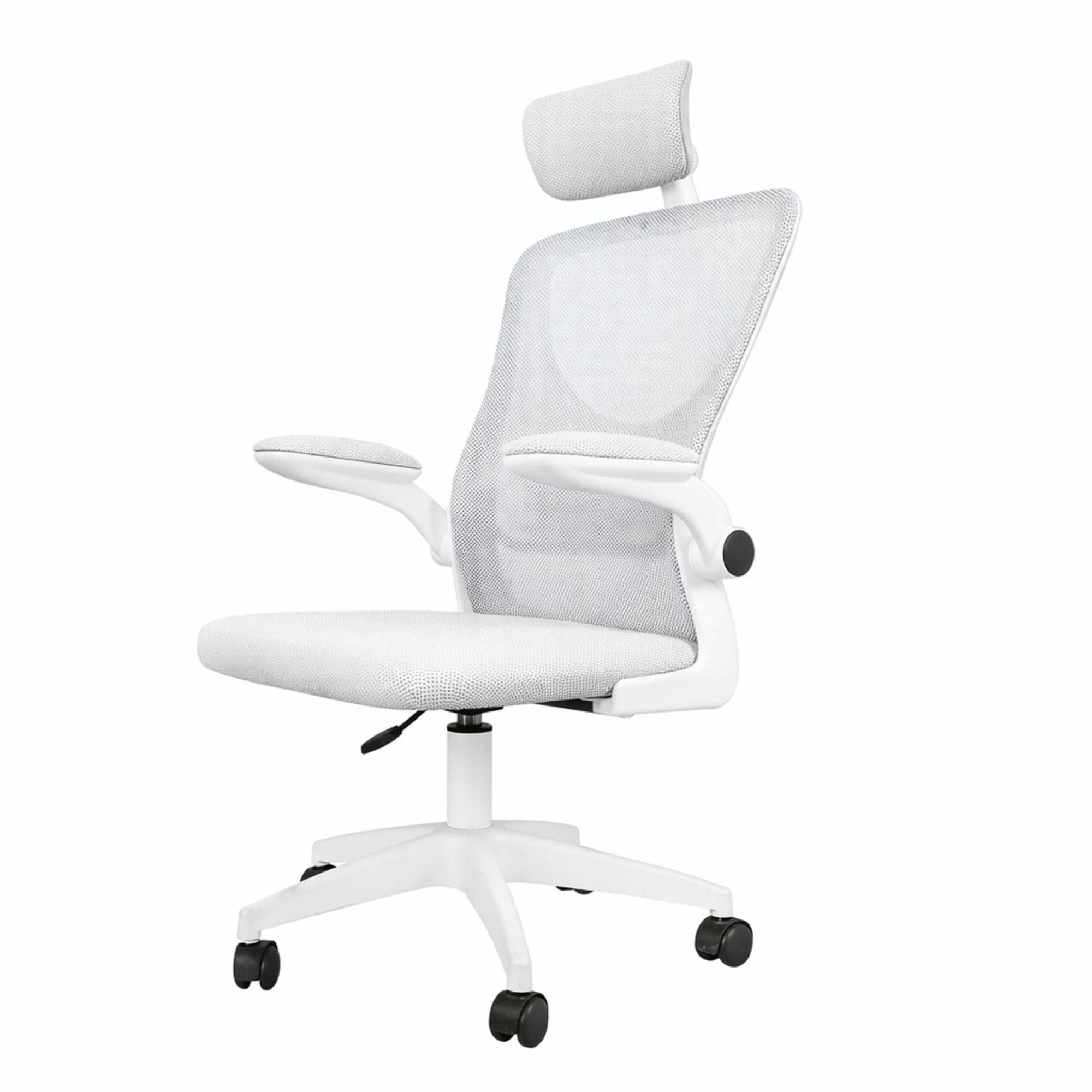 Una silla de oficina blanca de malla con reposabrazos y reposacabezas.
