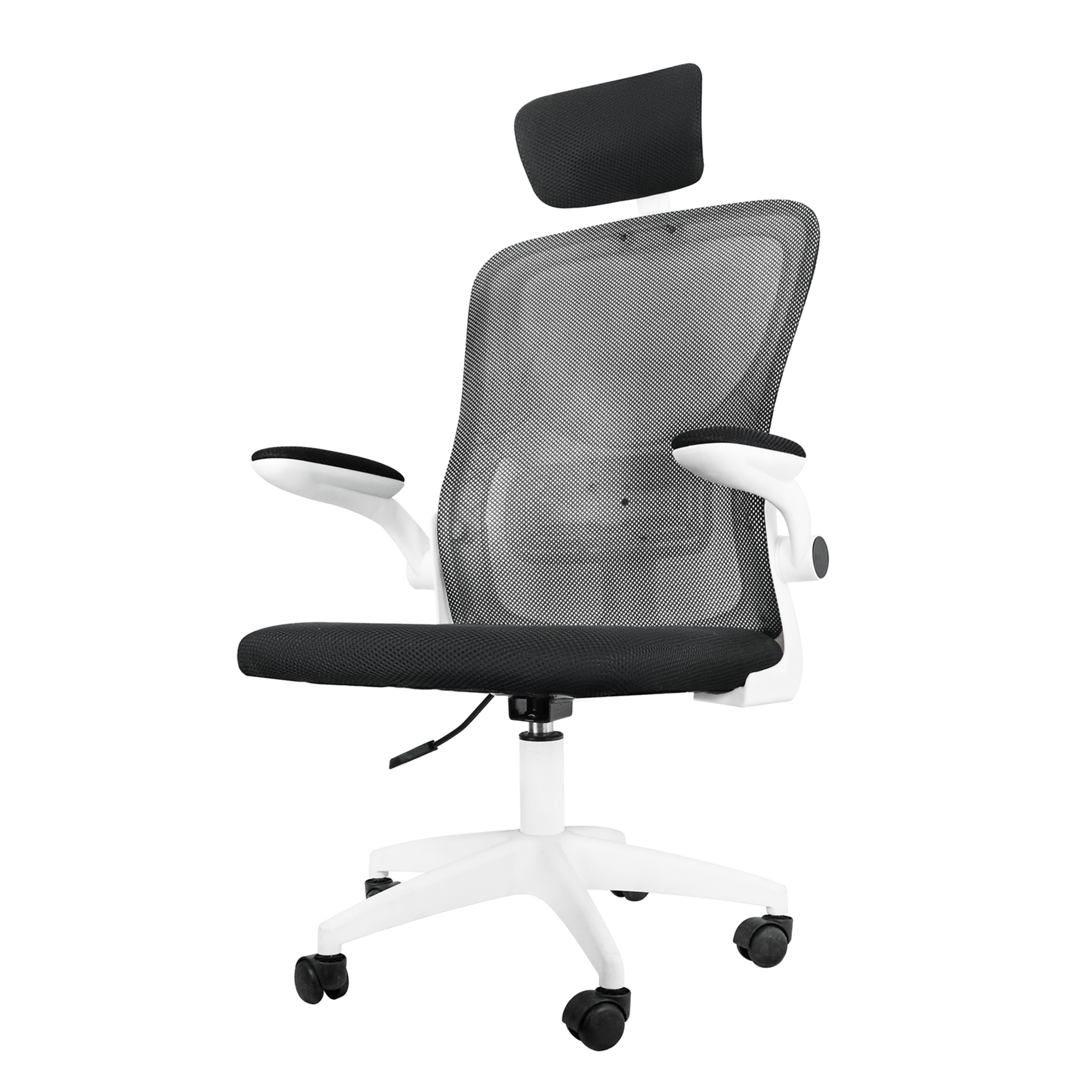 Una silla de oficina negra de malla con reposabrazos blancos ajustables y reposacabezas.