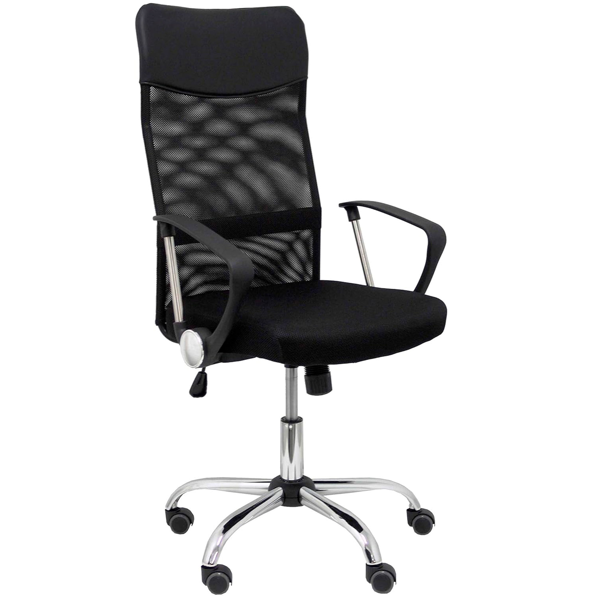 Silla de oficina negra con respaldo de malla, base cromada y ruedas.