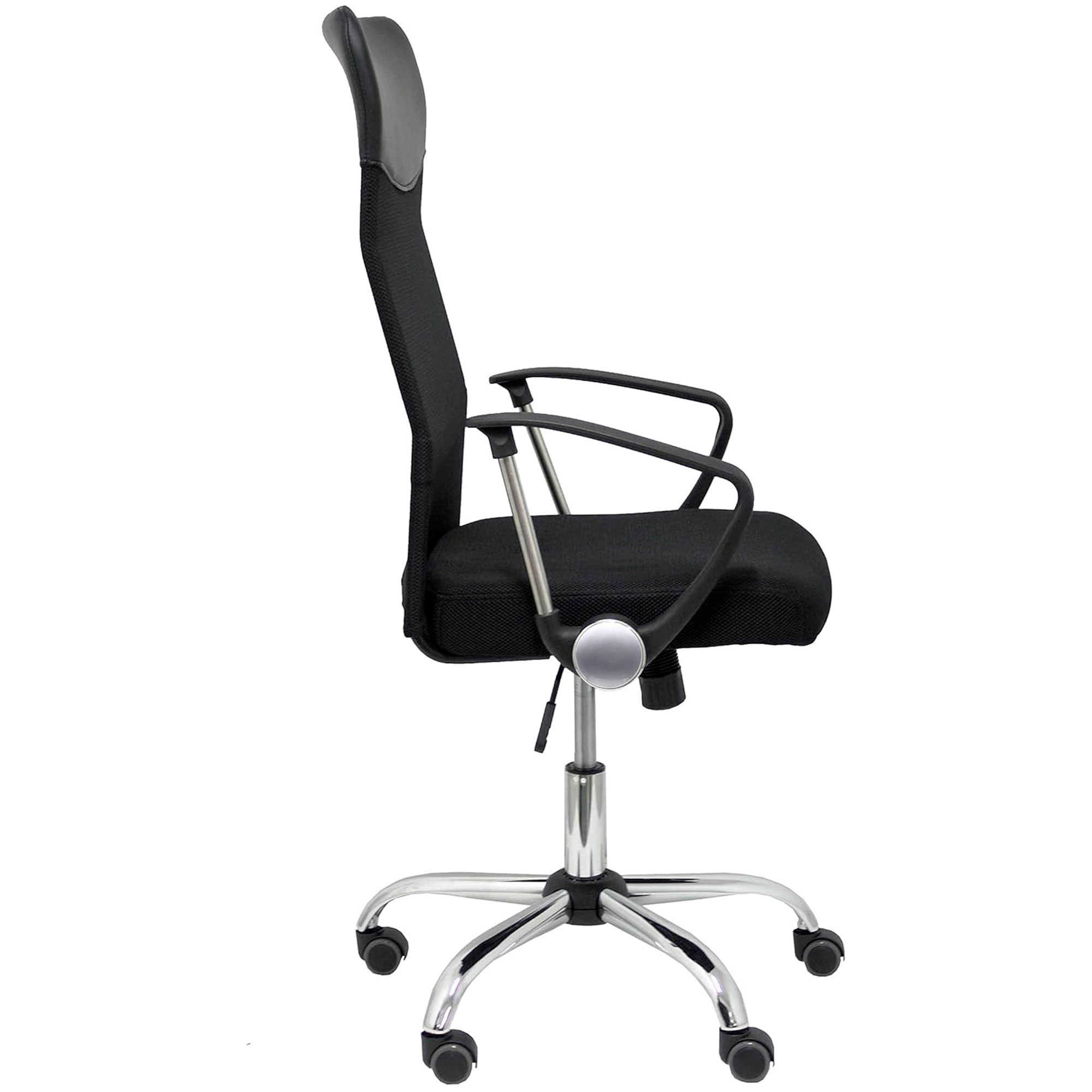 Silla de oficina negra con respaldo de malla, reposabrazos y base cromada con ruedas.