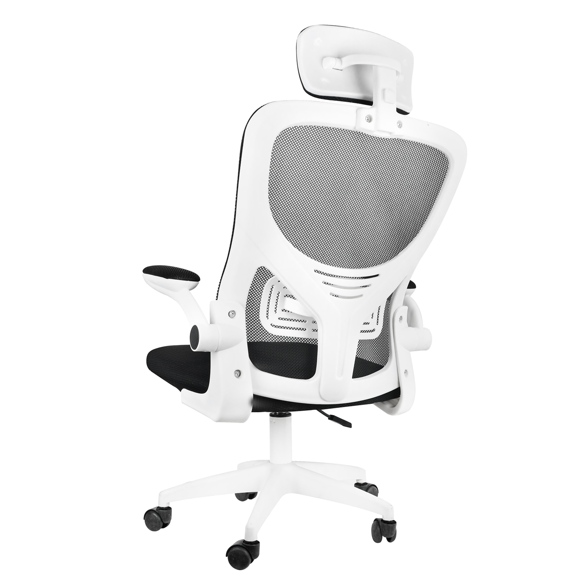 Una silla de oficina blanca con respaldo de malla y reposacabezas, vista desde atrás.
