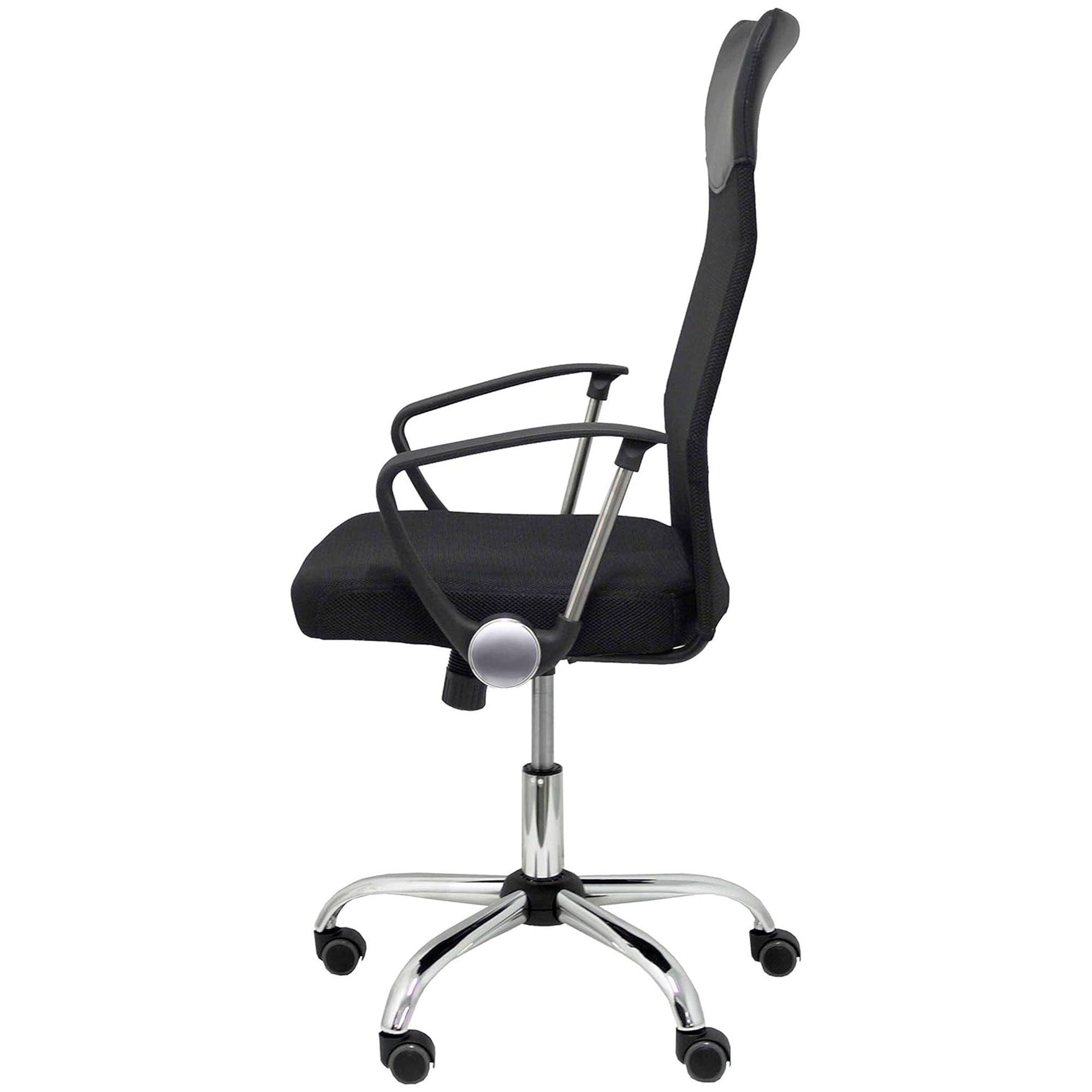Silla de oficina negra con respaldo de malla, reposabrazos y ruedas.