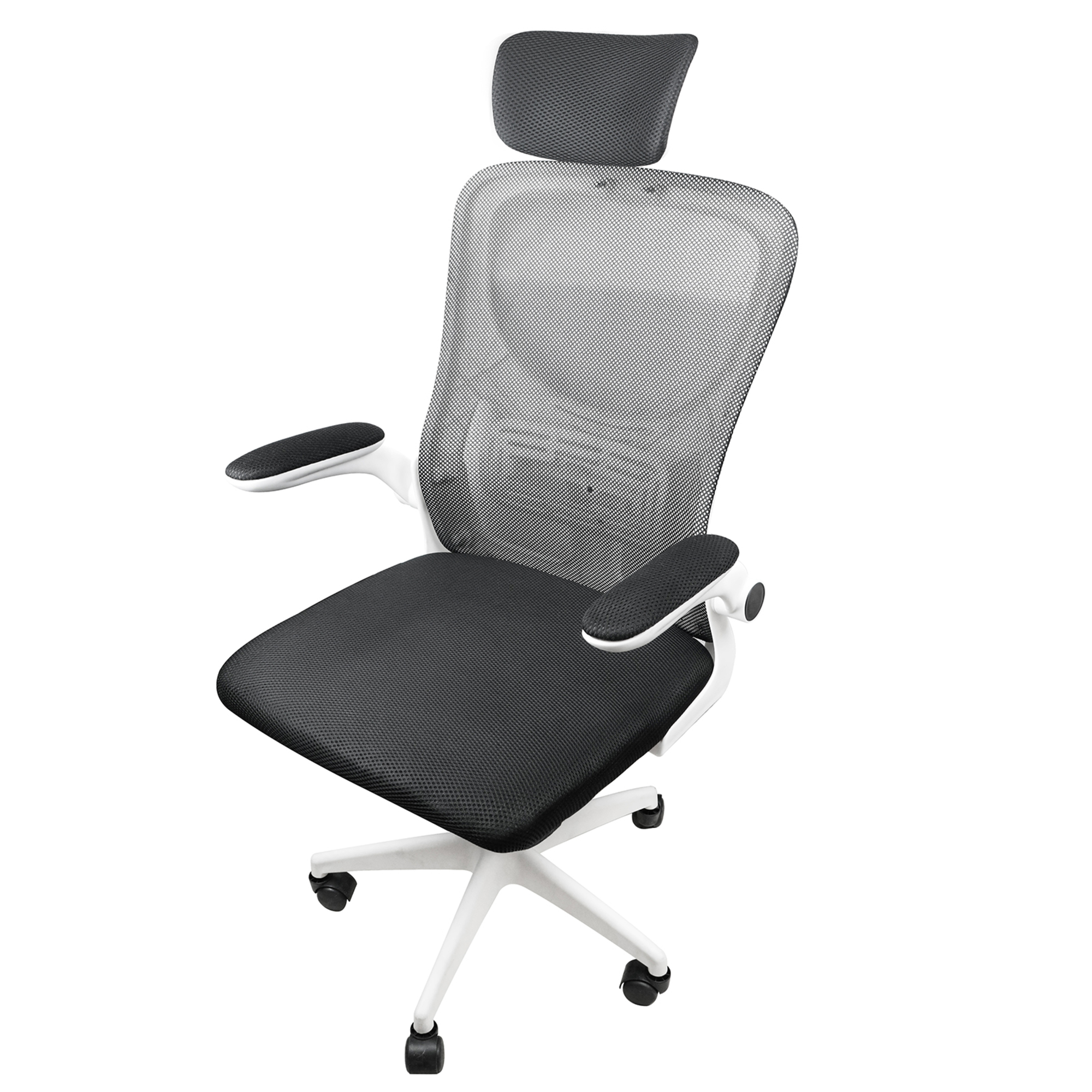 Una silla de oficina ergonómica negra con respaldo de malla, brazos ajustables y reposacabezas.