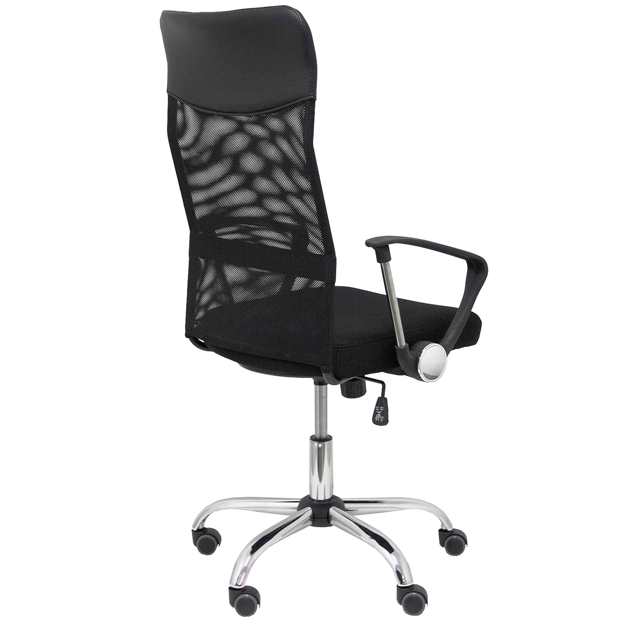 Silla de oficina negra con respaldo de malla, asiento acolchado y base cromada.
