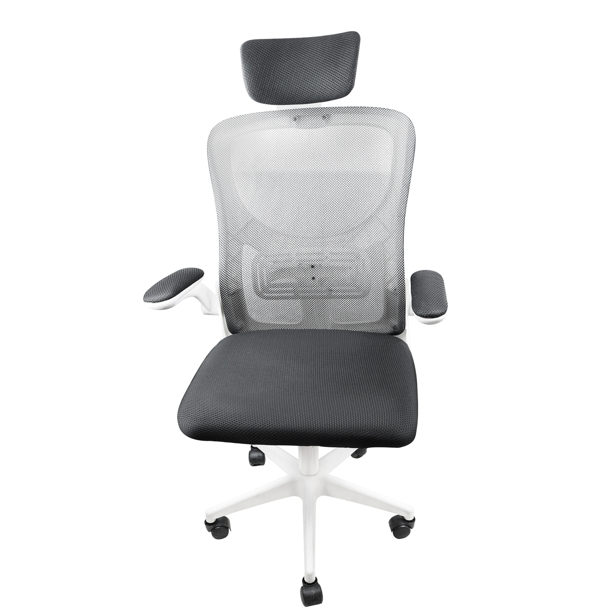 Una silla de oficina negra de malla con reposacabezas y reposabrazos sobre base blanca.