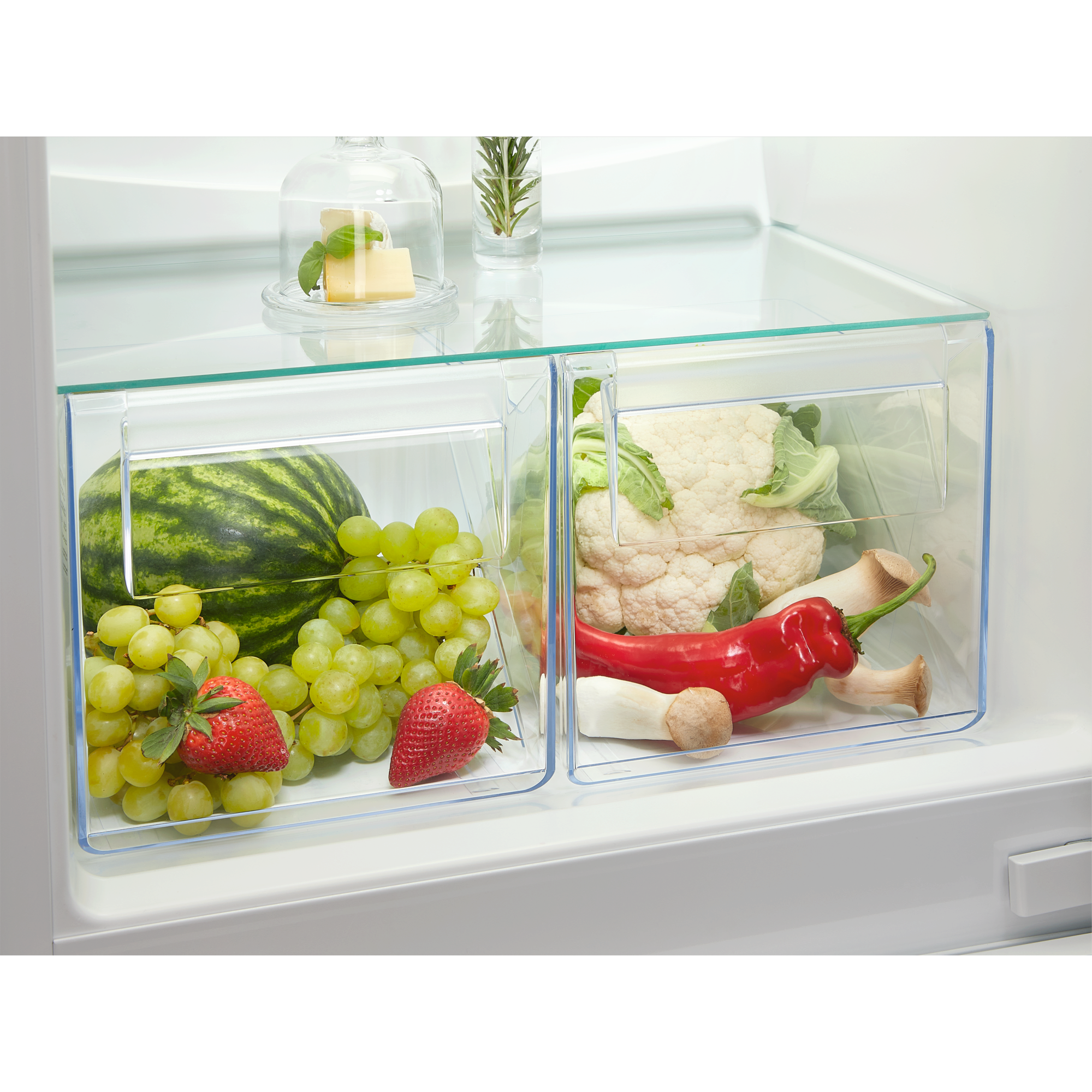Sandía fresca, uvas, fresas en un cajón; coliflor, pimiento, champiñones en el otro.