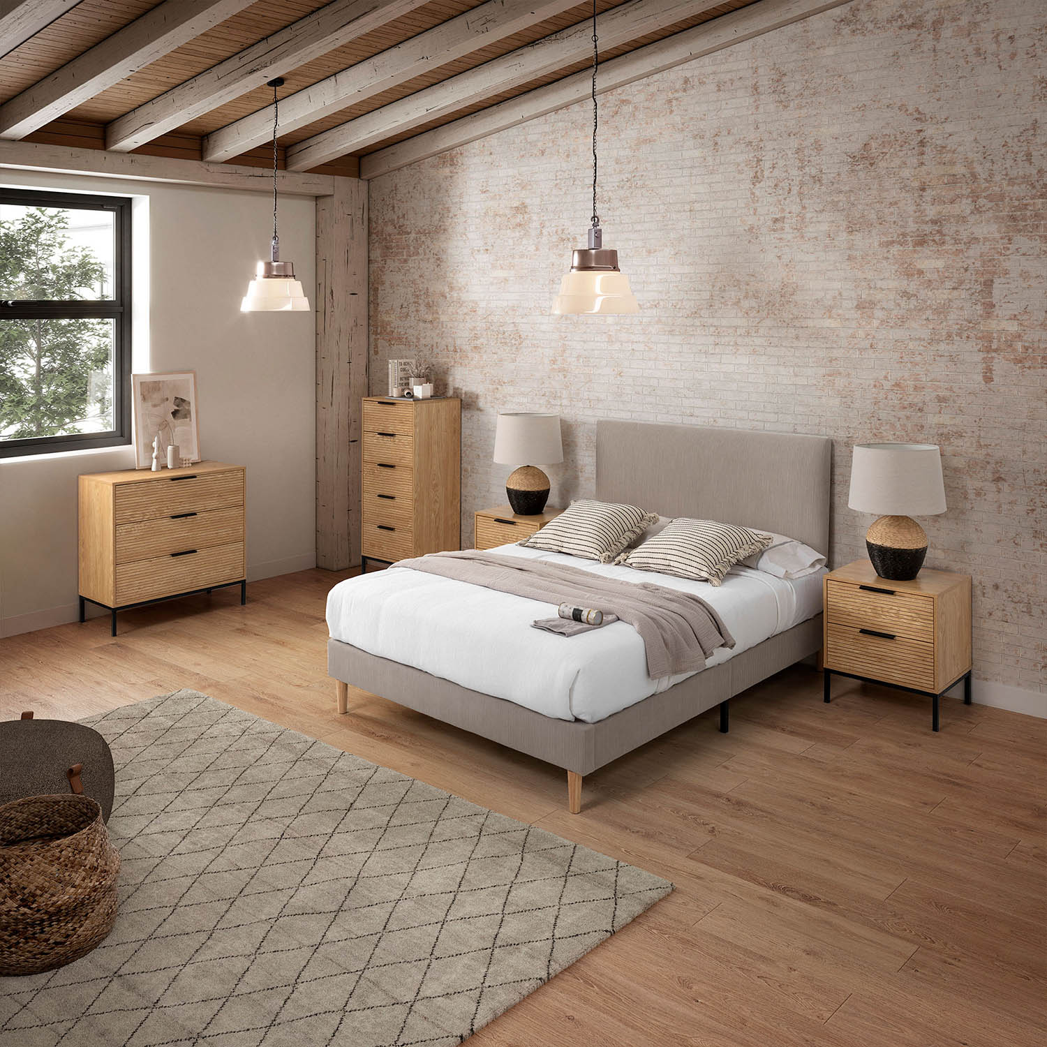 Un dormitorio con vigas de madera, pared de ladrillos, cama, mesitas y cómodas.