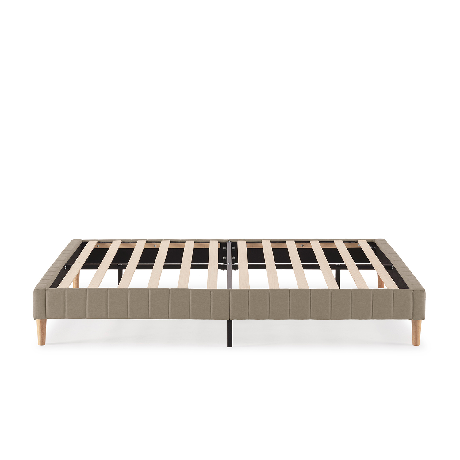 Un somier tapizado beige con listones de madera y cuatro patas de madera.