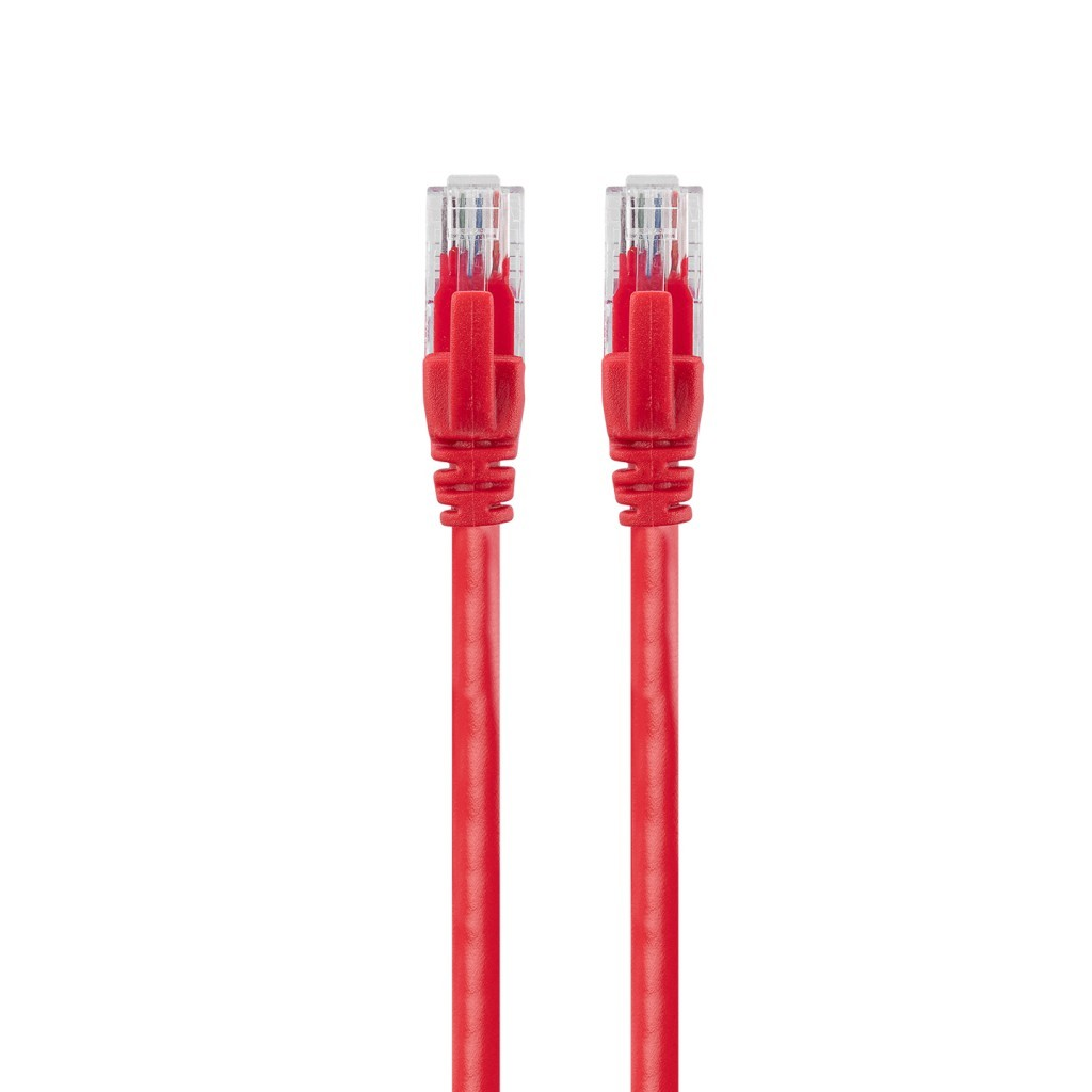 Beyaz arka plan üzerinde şeffaf konektörlü iki kırmızı Ethernet kablosu.