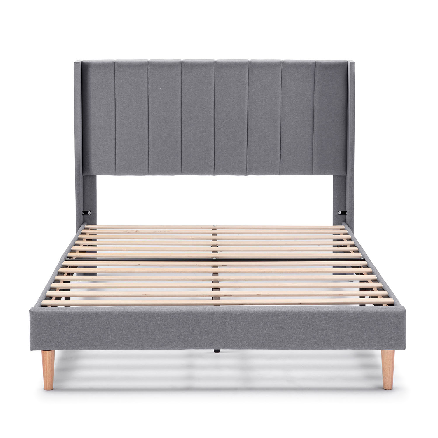 Un somier tapizado gris con base de listones de madera y cuatro patas de madera.