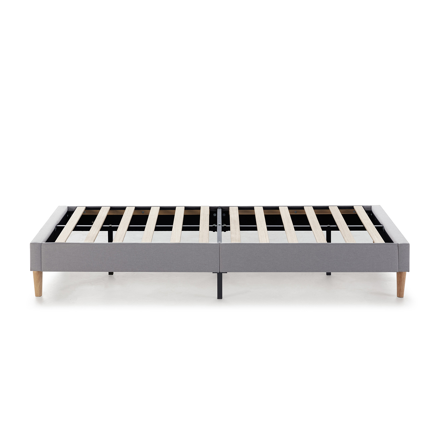 Estructura de cama gris de tela con listones de madera y cuatro patas. Dos patas son de madera, dos de metal negro.