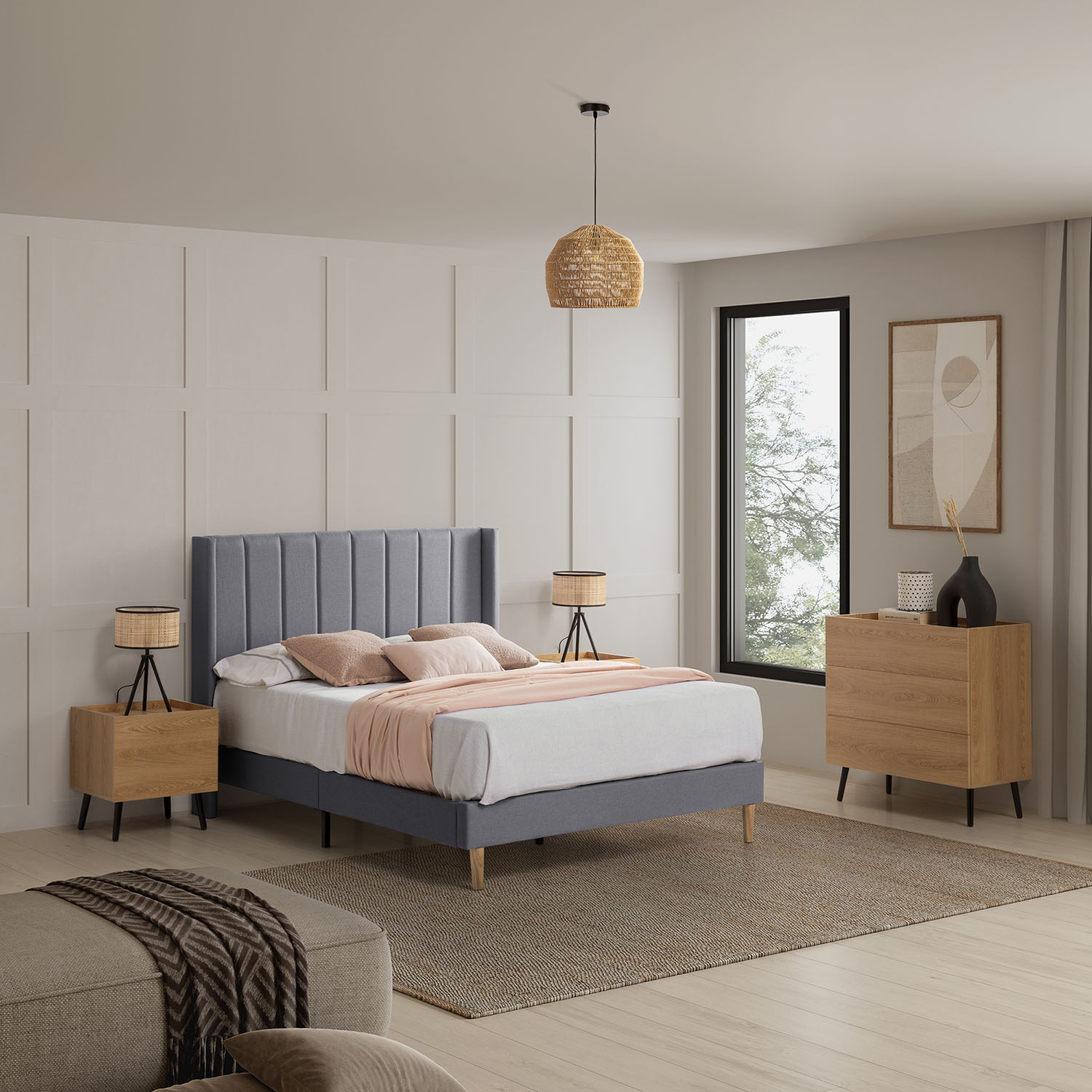 Dormitorio moderno con cama gris, mesitas de noche, cómoda y ventana.