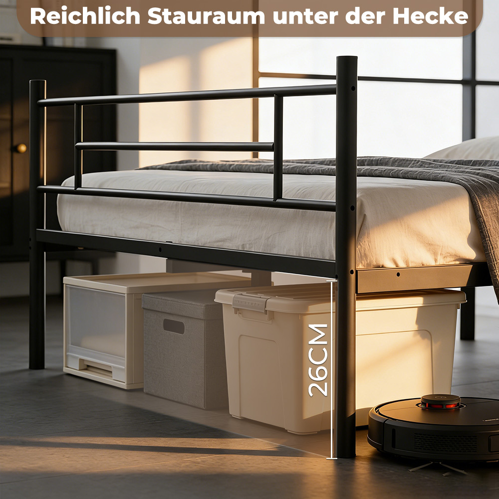 Schwarzer Metallbettrahmen mit Aufbewahrungsboxen und Saugroboter darunter. 26cm Freiraum.