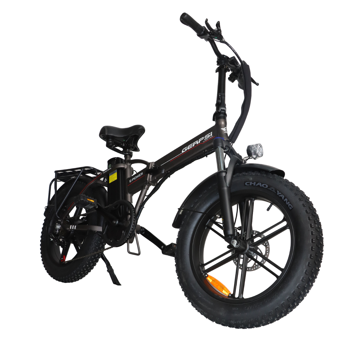 Czarny składany rower typu fat bike z szerokimi oponami i bagażnikiem, na białym tle.