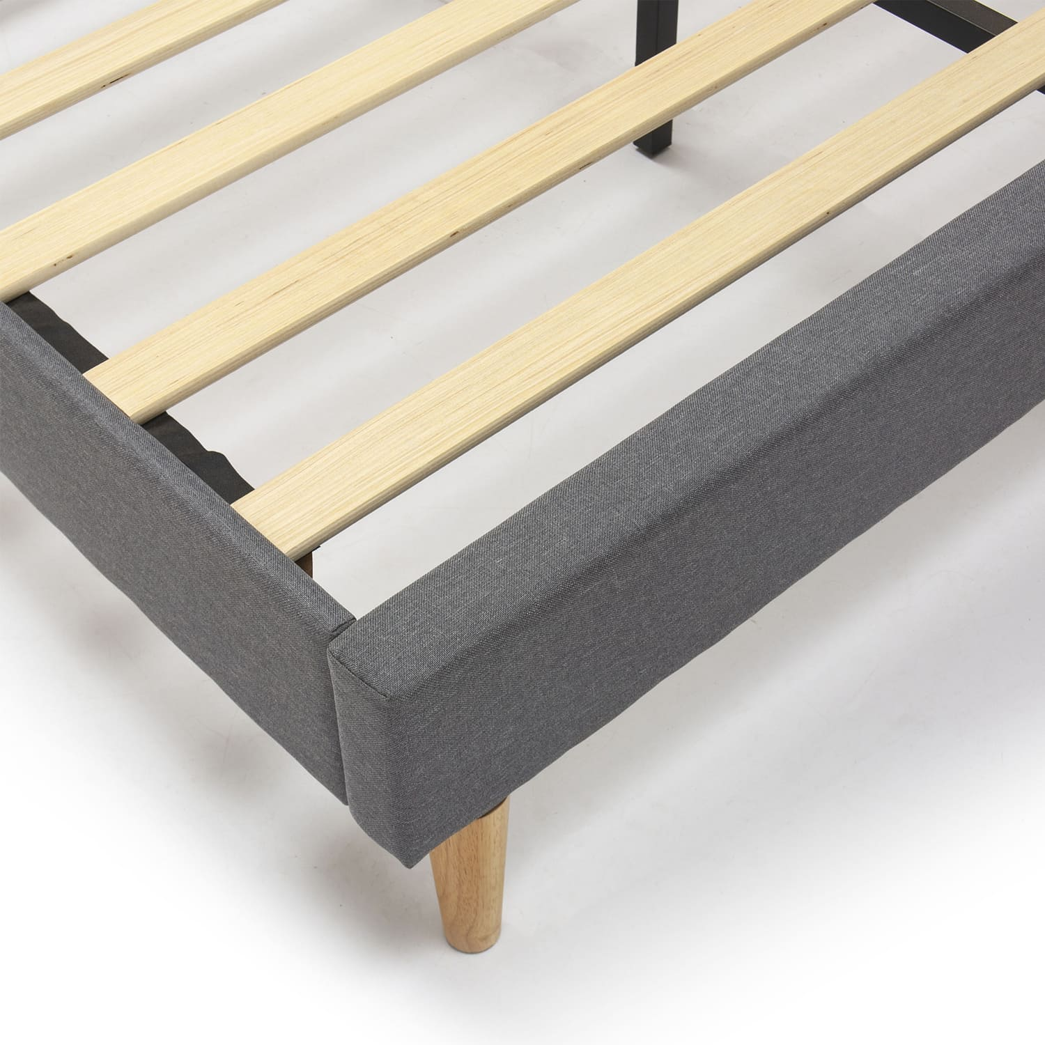 Marco de cama de tela gris con listones de madera y patas cónicas.