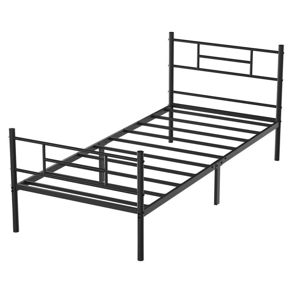 Ein schwarzer Metallrahmen für ein Einzelbett mit schlichtem Kopf- und Fußteil auf weißem Grund.