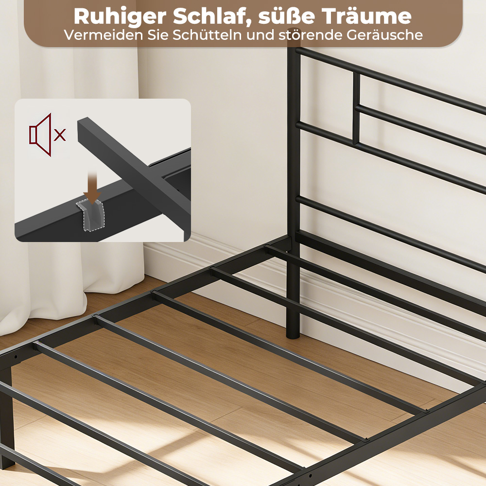 Ein schwarzer Metallbettrahmen mit Holzfußboden und weißen Vorhängen im Hintergrund.