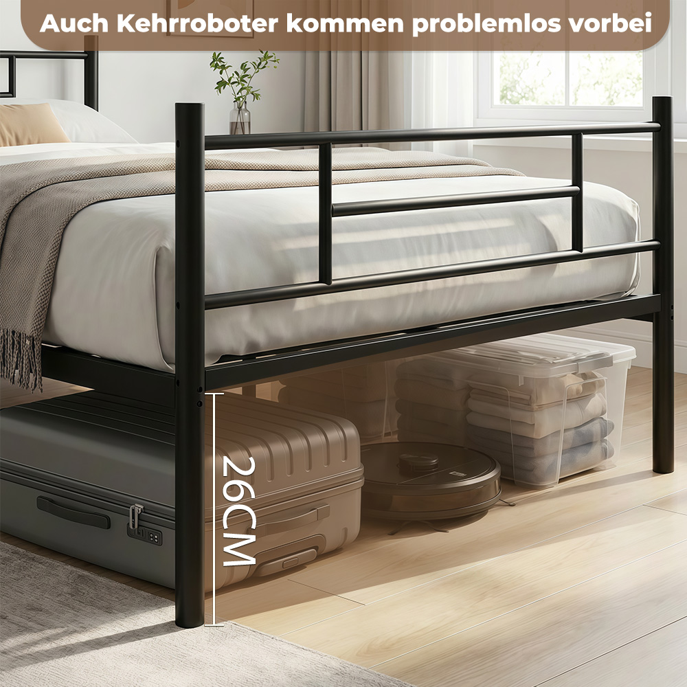 Ein schwarzes Metallbett mit viel Stauraum darunter für Koffer und Boxen.