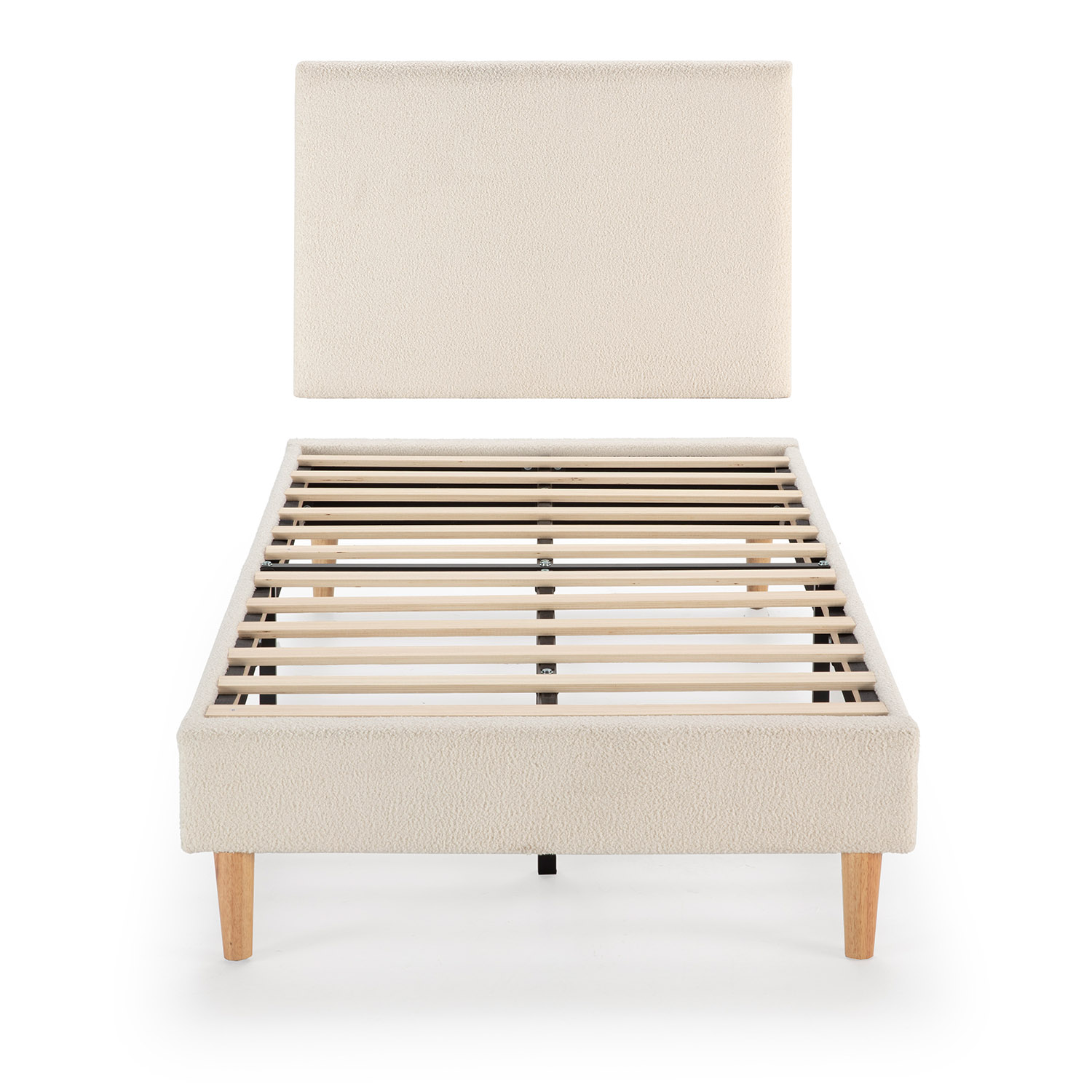 Un marco de cama y cabecero color crema con listones y patas de madera.