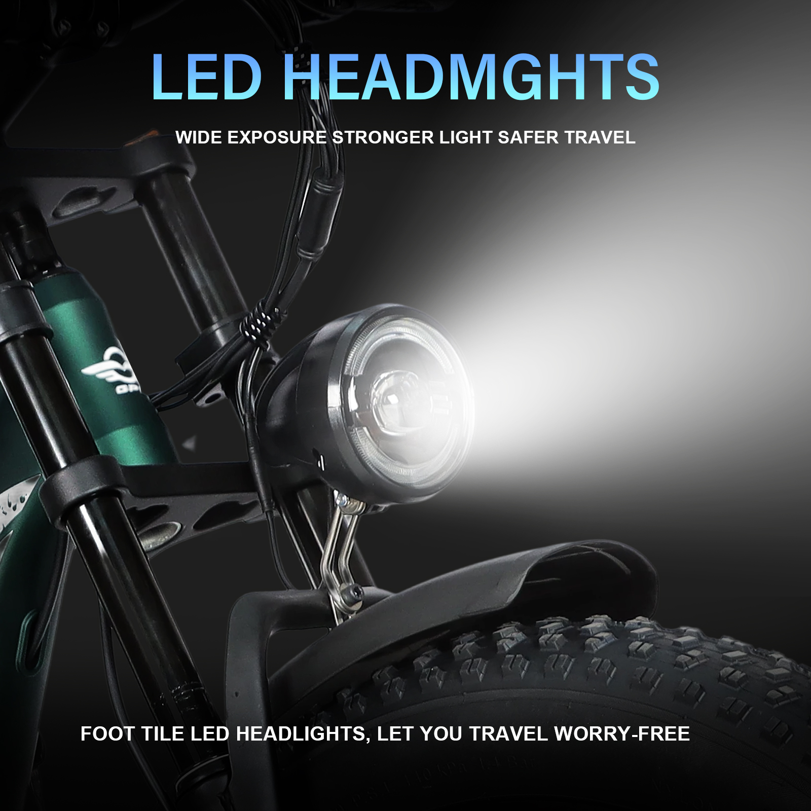 Zbliżenie reflektora rowerowego z jasną wiązką na ciemnym tle.