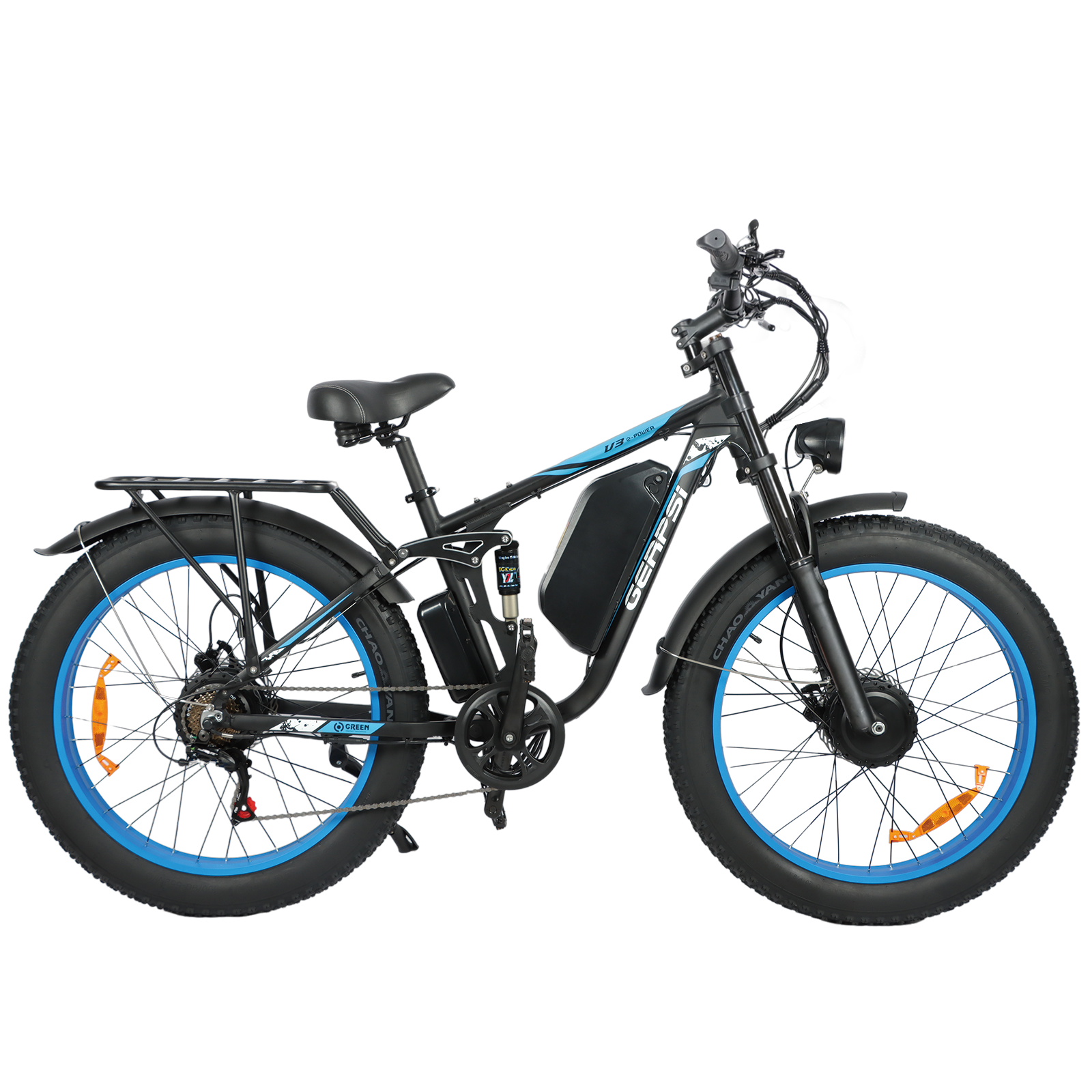 Czarny rower elektryczny z szerokimi oponami, niebieskimi obręczami i bagażnikiem.