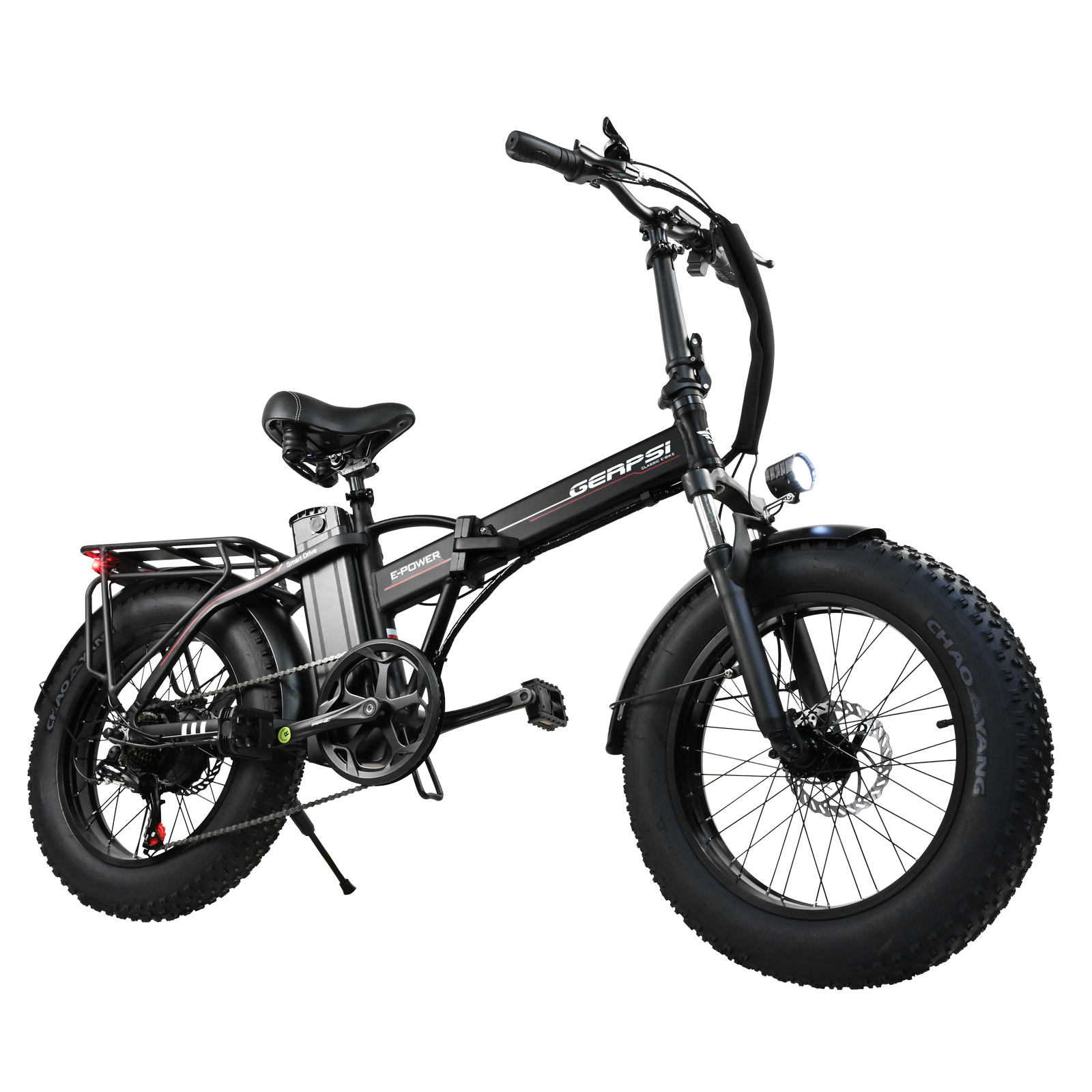 Czarny rower elektryczny typu fat bike z bagażnikiem i światłem. Białe tło.