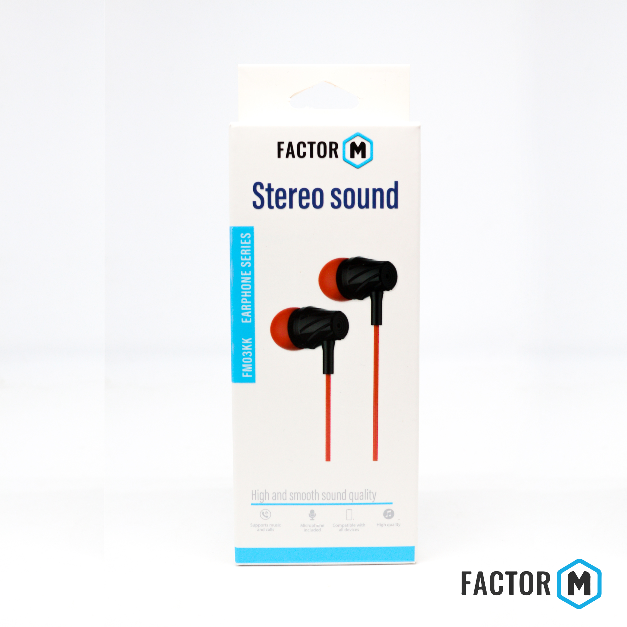 Factor M stereo kulaklık, kırmızı ve siyah, beyaz ambalaj üzerinde.