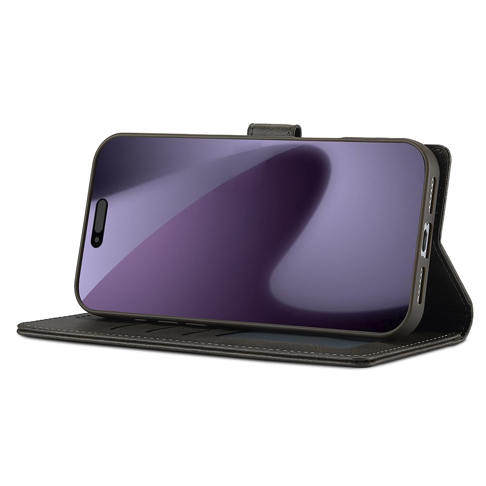 Un téléphone sombre repose dans un étui folio en cuir ouvert.
