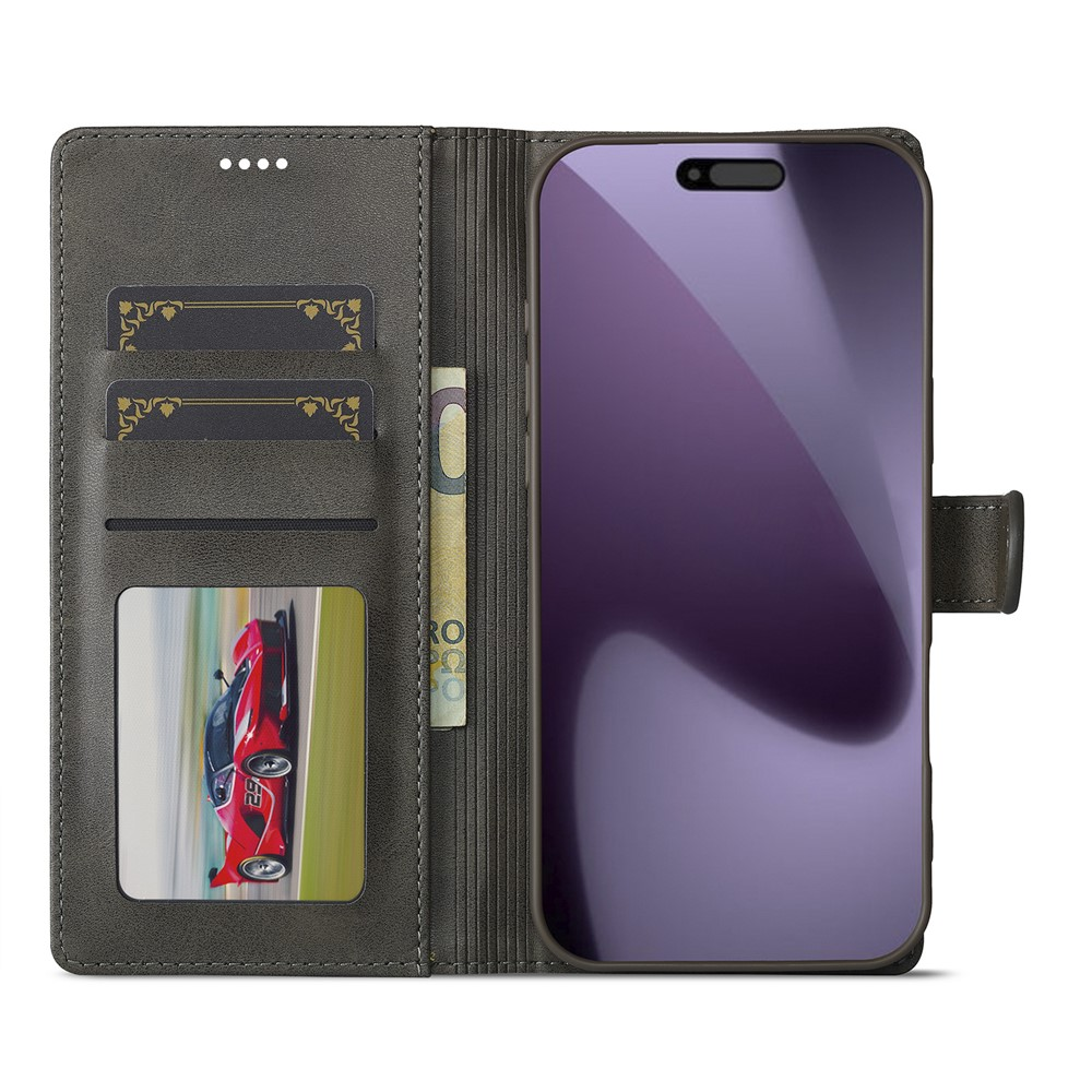 Étui portefeuille gris ouvert avec téléphone, cartes, argent et photo de voiture de sport.
