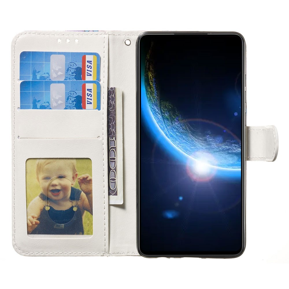 Weiße Handyhülle mit Kartenfächern, Babyfoto und Weltraum-Bildschirm.