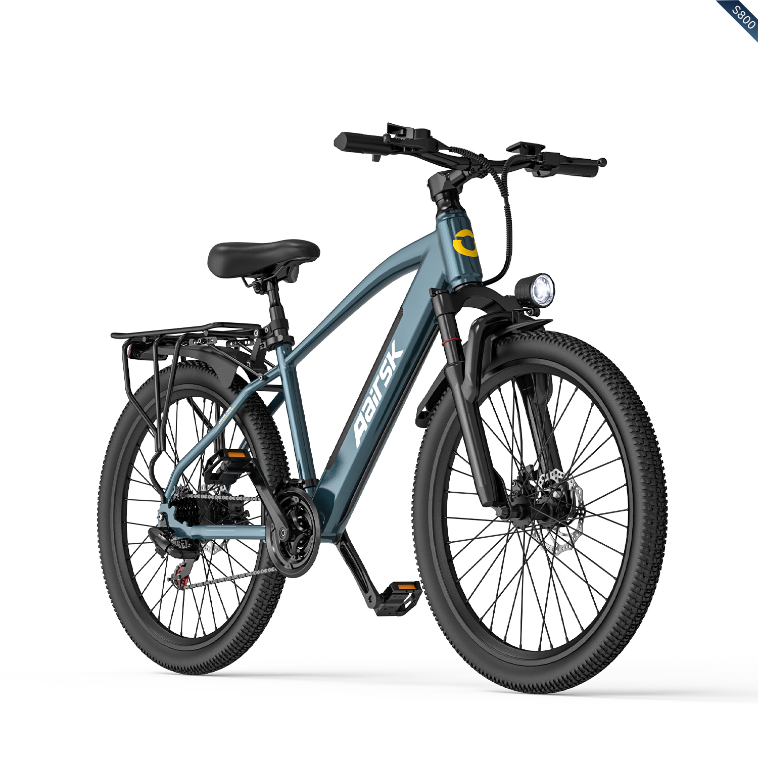 Ein türkisfarbenes E-Bike mit Gepäckträger und Scheinwerfer steht auf wei ßem Hintergrund.