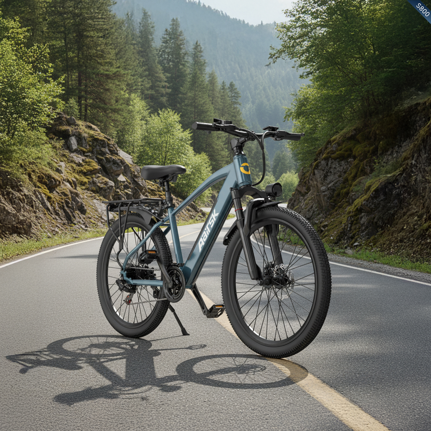 Ein blaues E-Bike steht auf einer asphaltierten Straße mit gelber Mittellinie, umgeben von bewaldeten Hügeln.