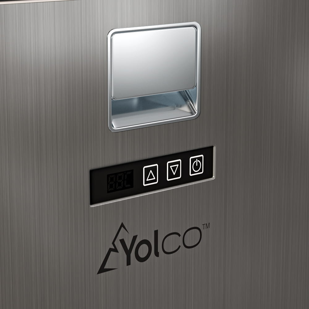 Szczotkowany metalowy panel z cyfrowym wyświetlaczem, przyciskami i logo.