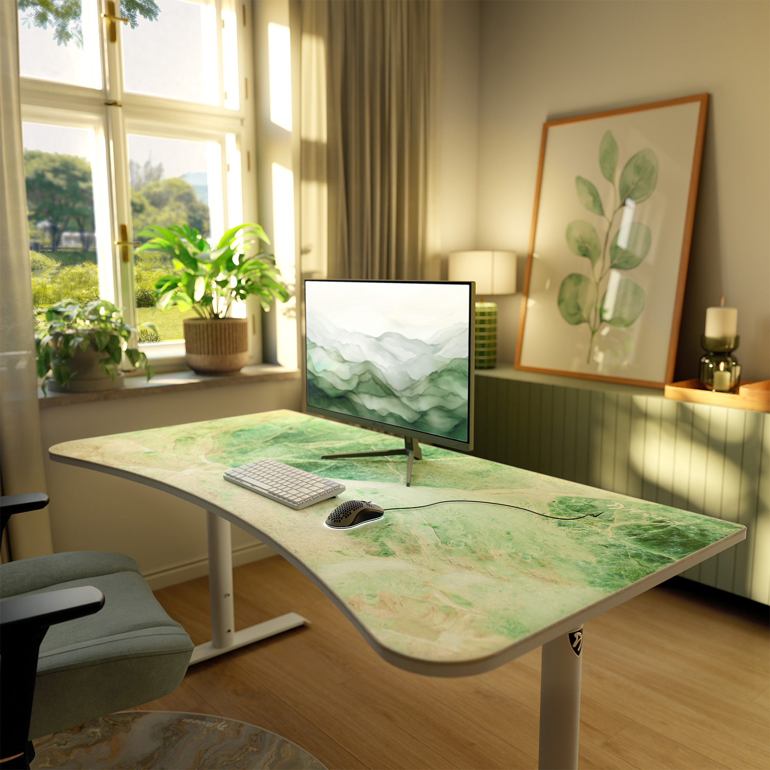 Un luminoso home office con scrivania in marmo, computer, tastiera, mouse e piante.
