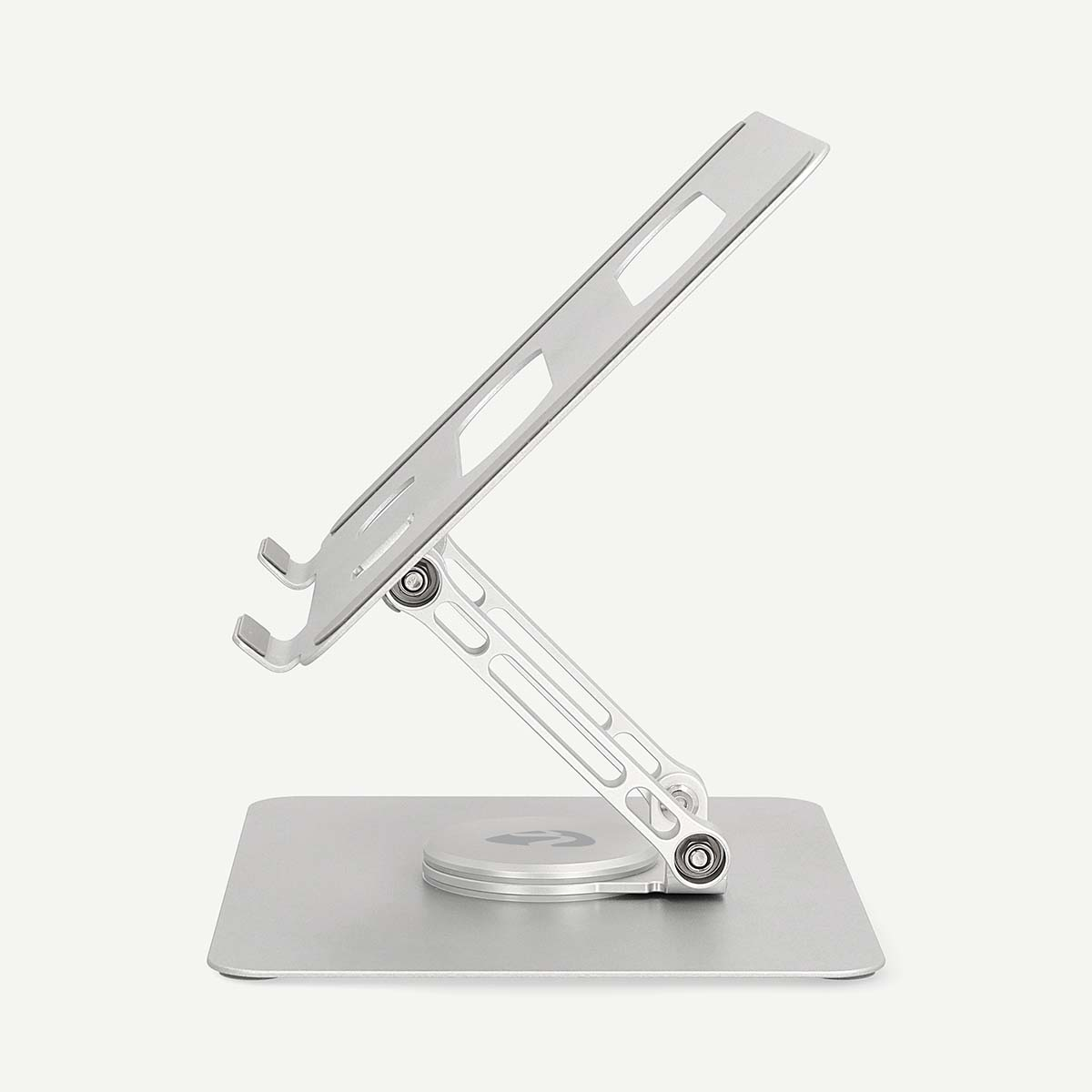 Ein silberner Laptopständer aus Metall mit verstellbarem Arm auf einer rechteckigen Basis.