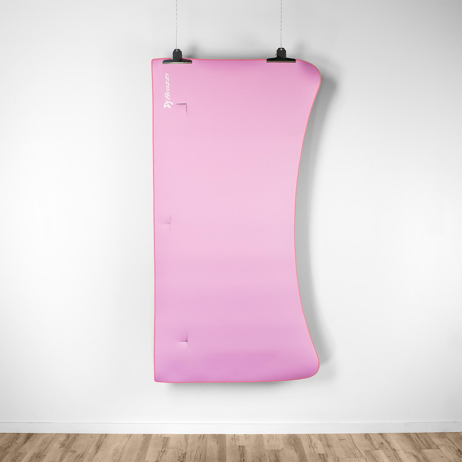 Un poster rosa con il logo Arozzi è appeso a una parete bianca.