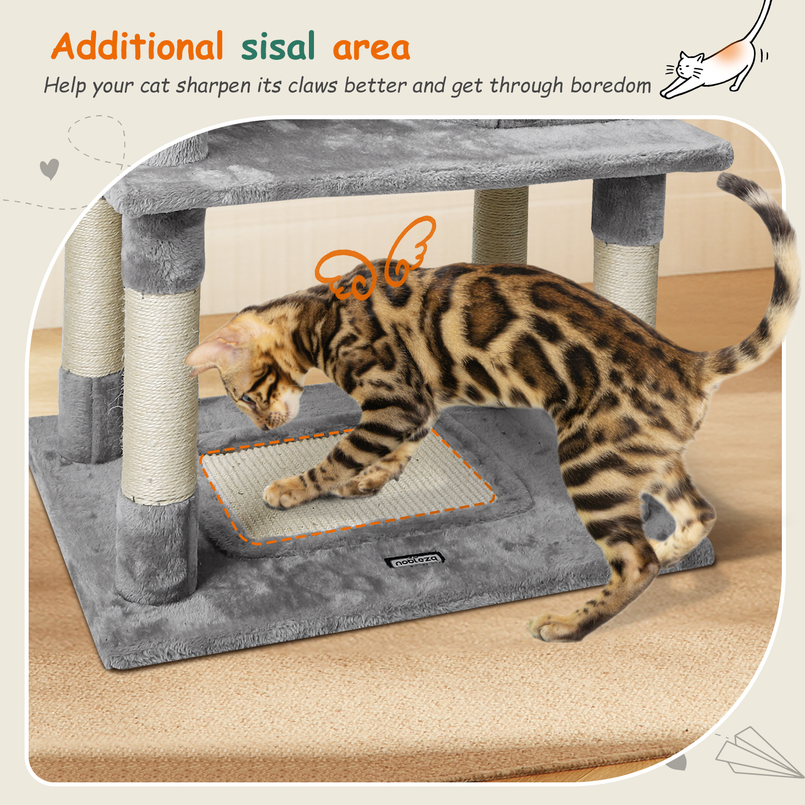 Un gato se rasca en un árbol para gatos gris con elementos de sisal.