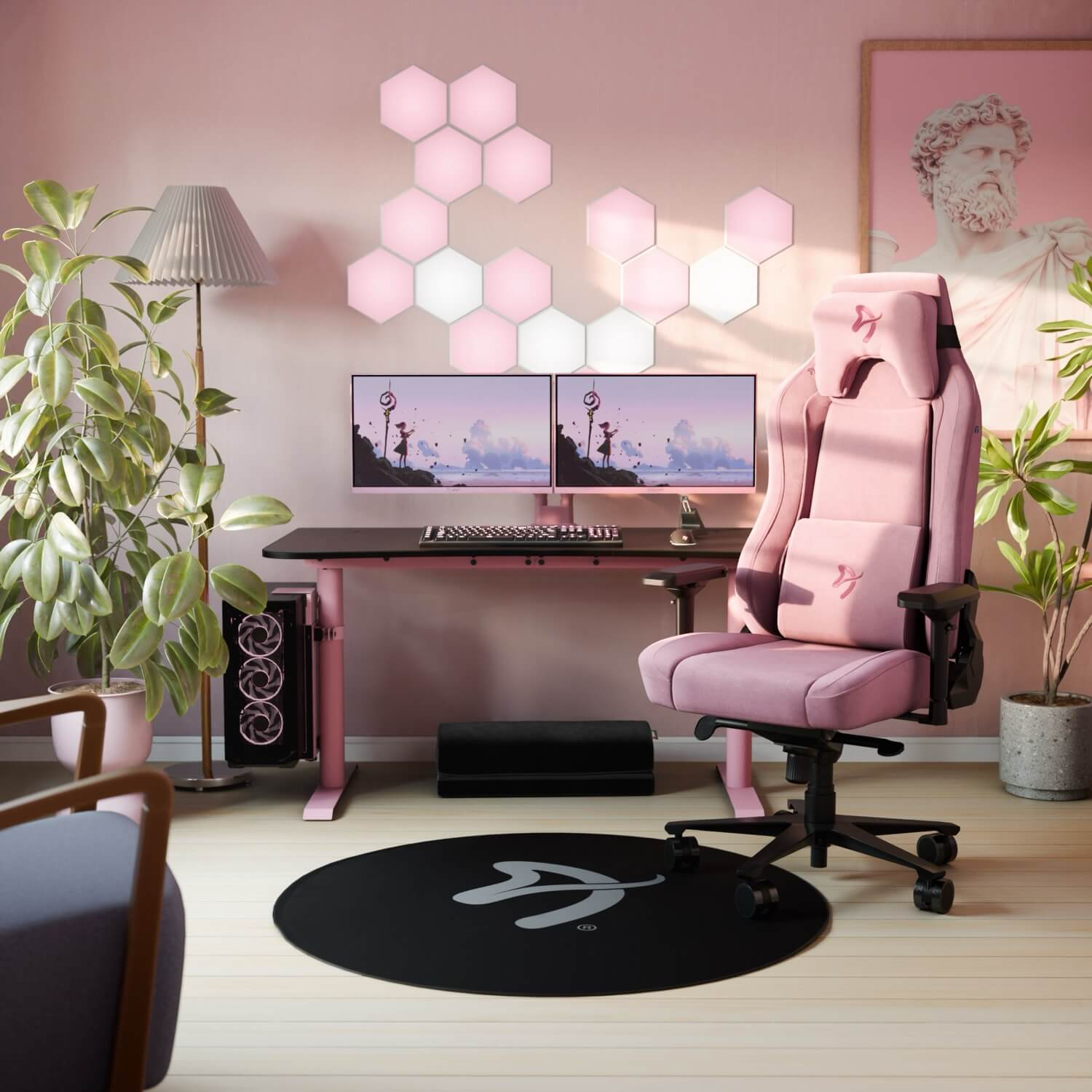 Postazione gaming rosa con doppio monitor, sedia, scrivania, PC e piante.