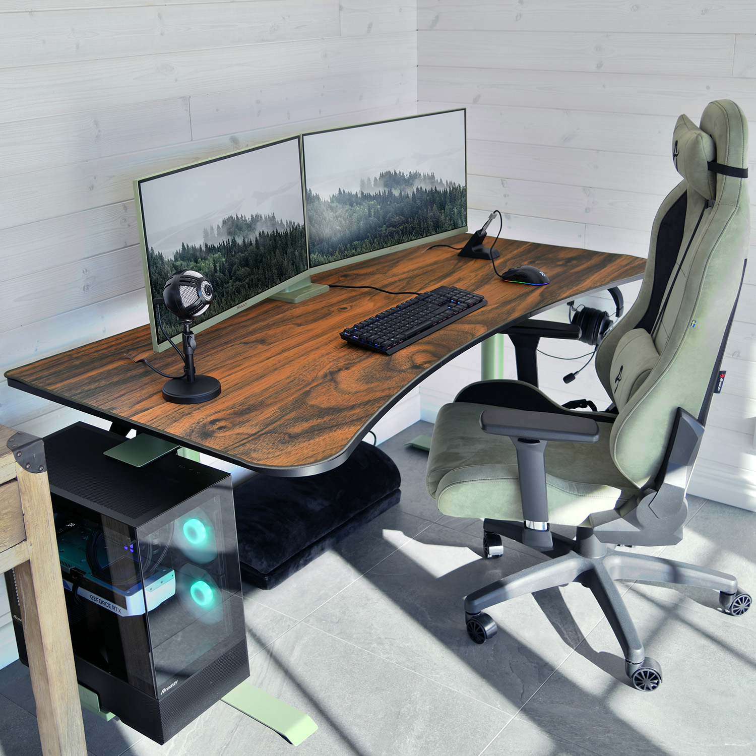 Una scrivania da gaming con doppio monitor, tastiera, mouse e una sedia da gaming verde chiaro.