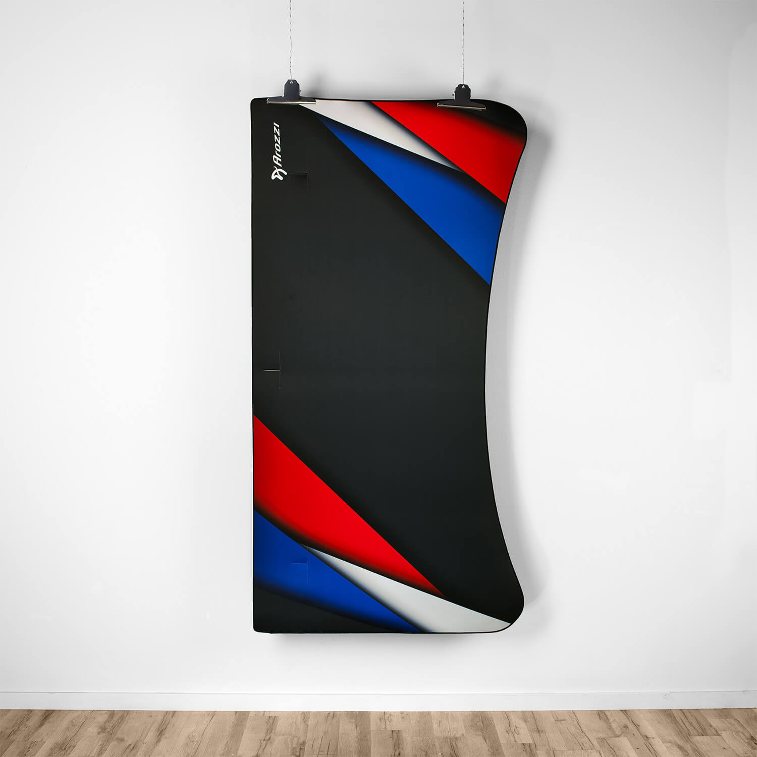 Poster nero con strisce rosse, blu e bianche, appeso a una parete.