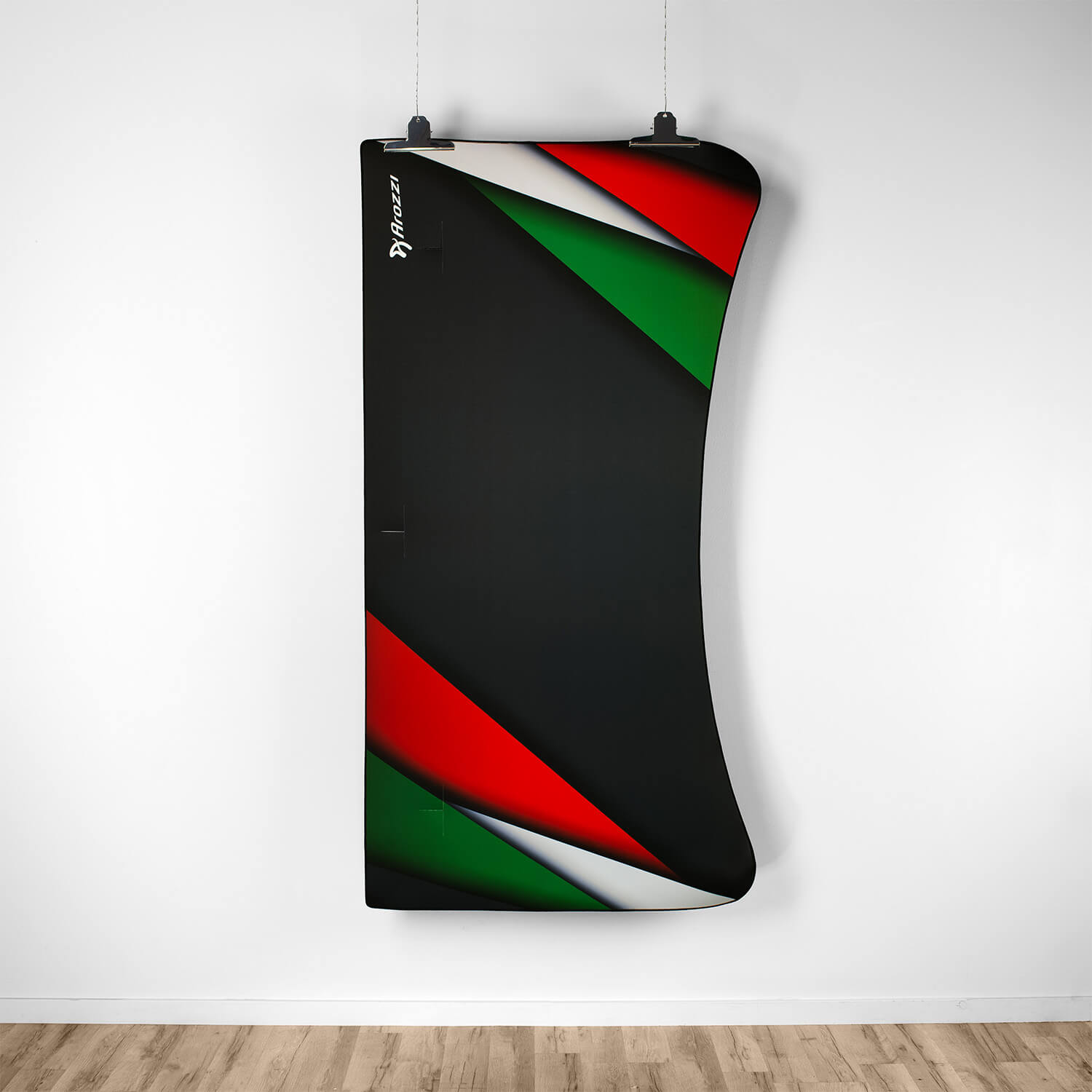 Striscione nero con strisce rosse, bianche e verdi sovrapposte. Logo Izzozi.